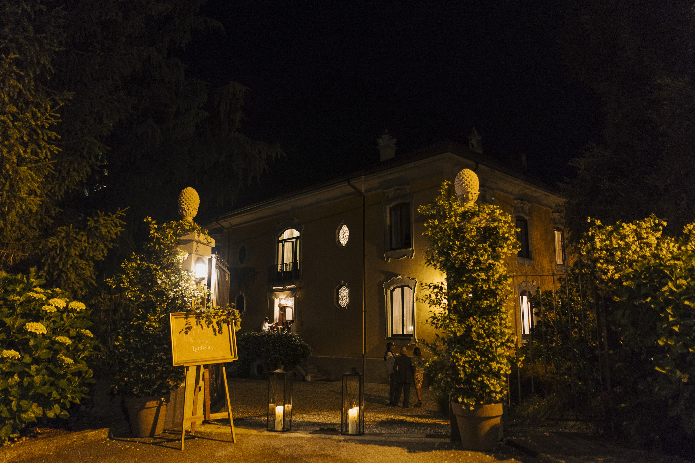 Hochzeit in Italien: Blick auf die erleuchtete Villa in der Nacht
