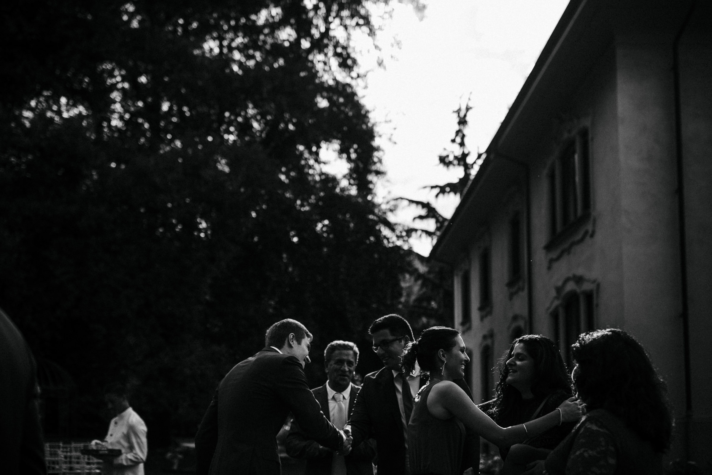 Hochzeit in Italien: Hochzeitsgäste im Garten nach der Trauung