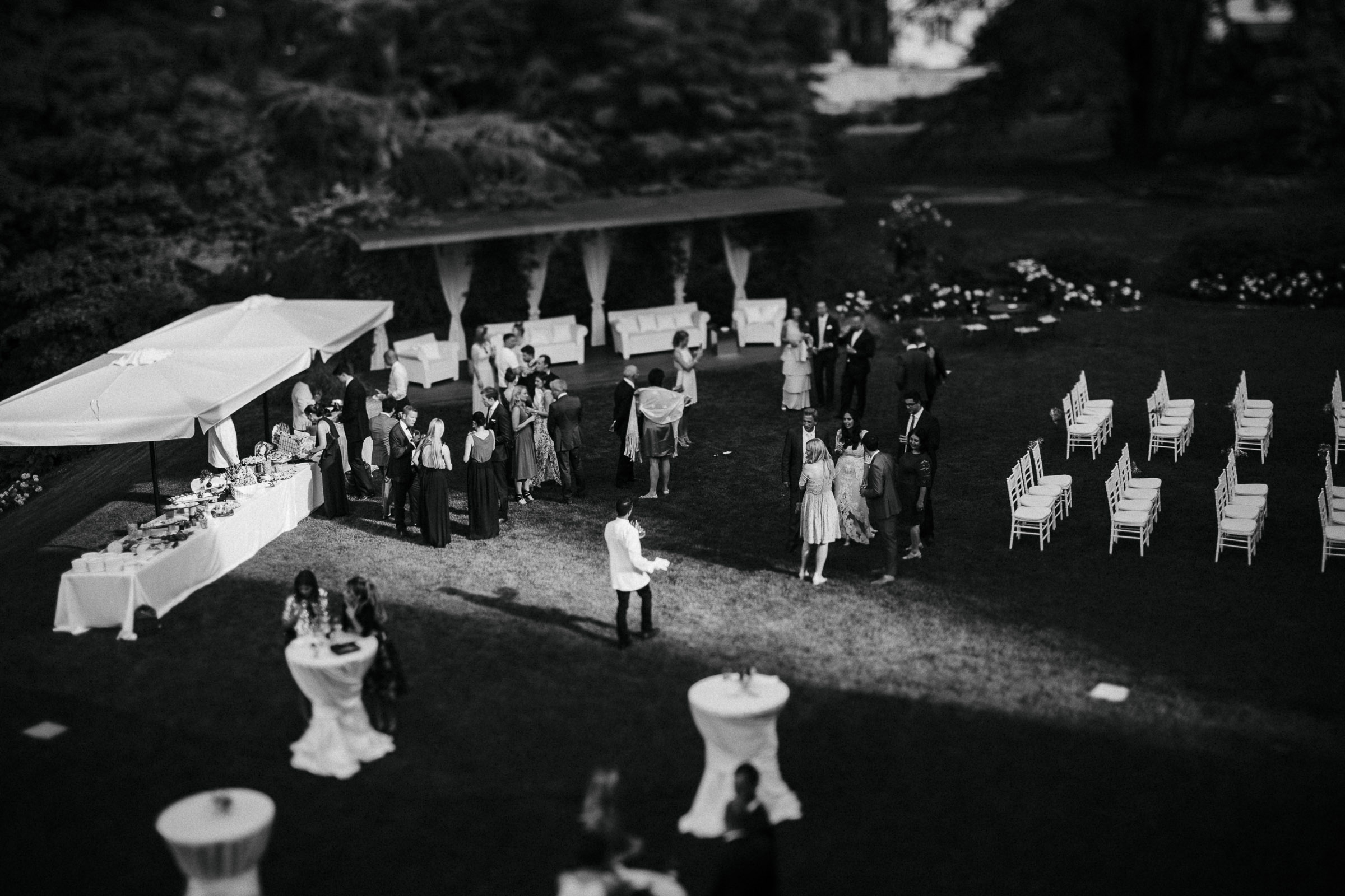 Hochzeit in Italien: die Hochzeitsgesellschaft im Garten am Büffet