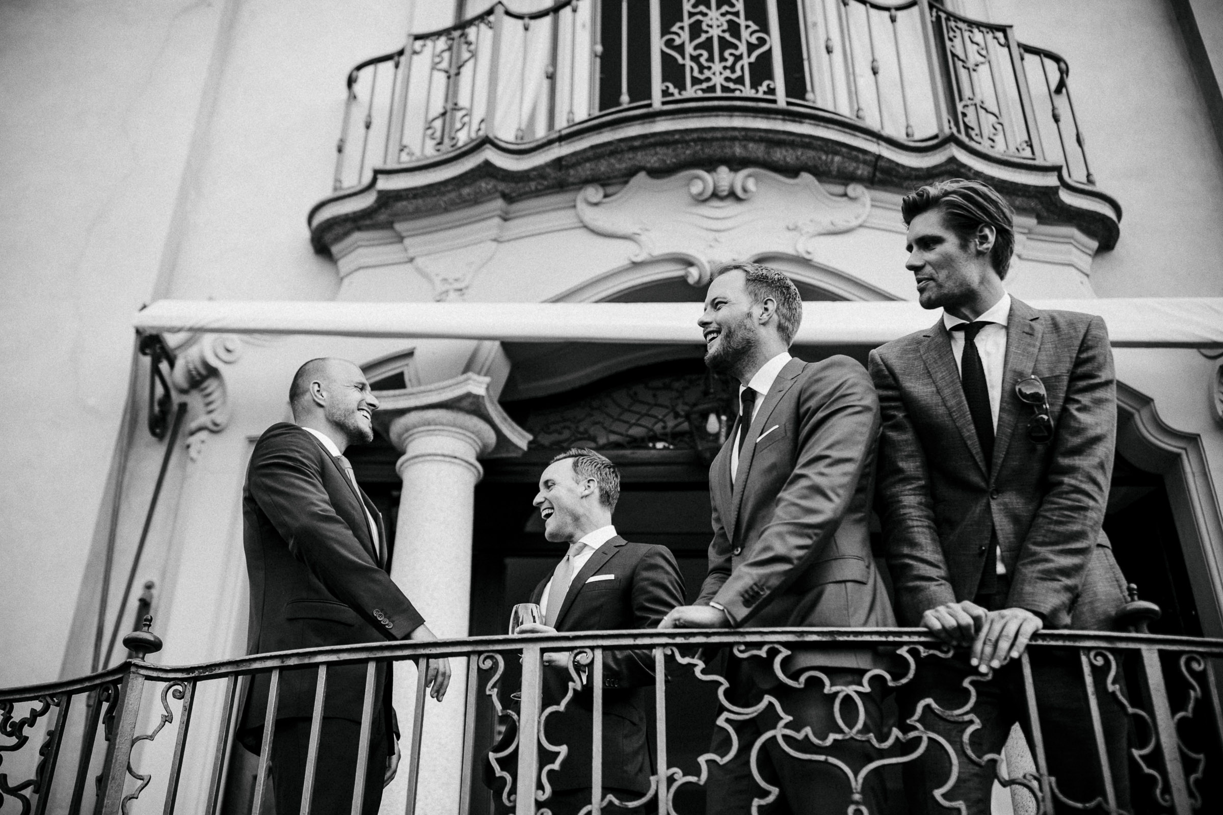 Hochzeit in Italien: Bräutigam mit Freunden auf dem Balkon der Villa