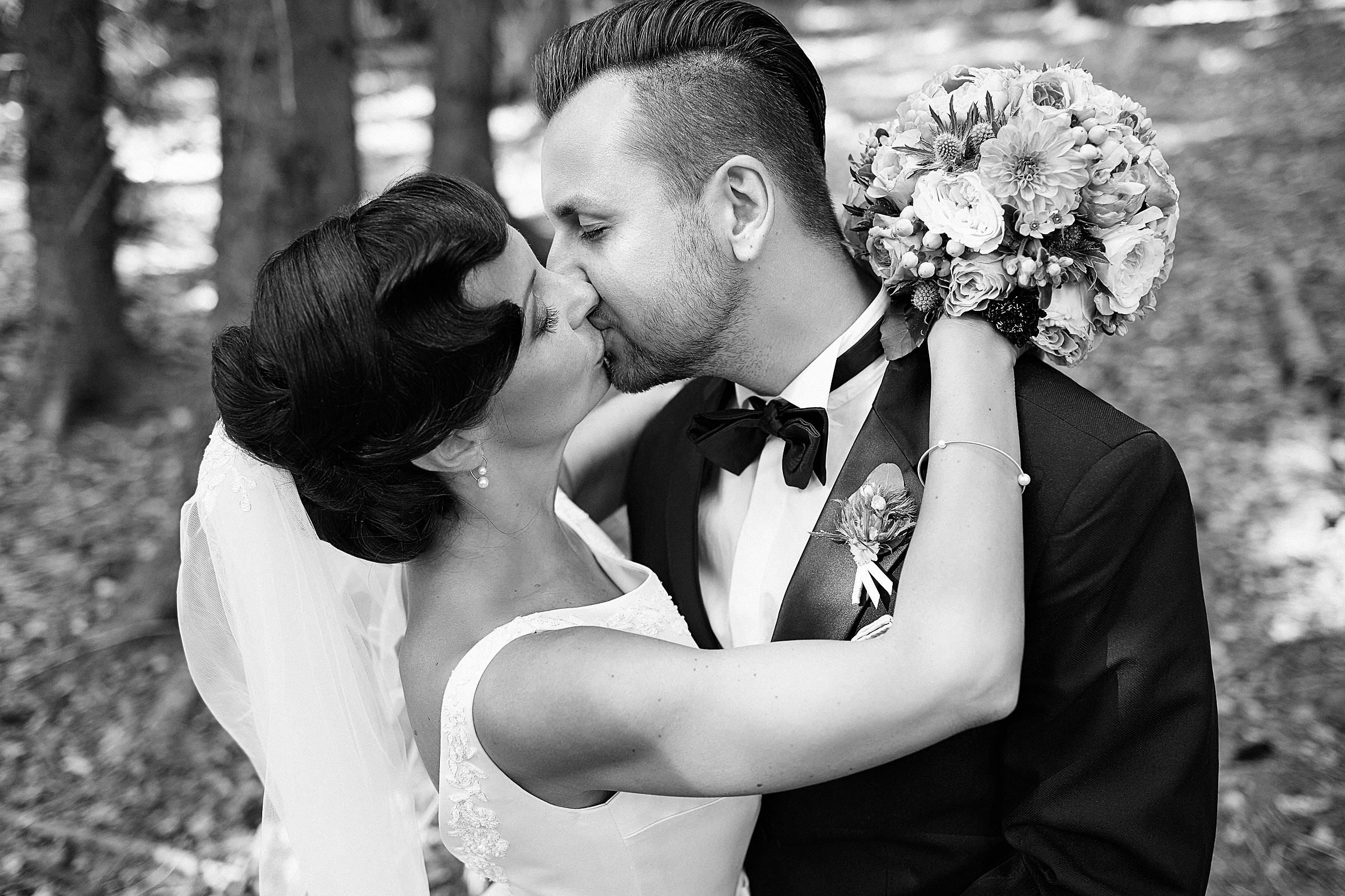 Hochzeit in einem Wellnesshotel: küssendes Brautpaar