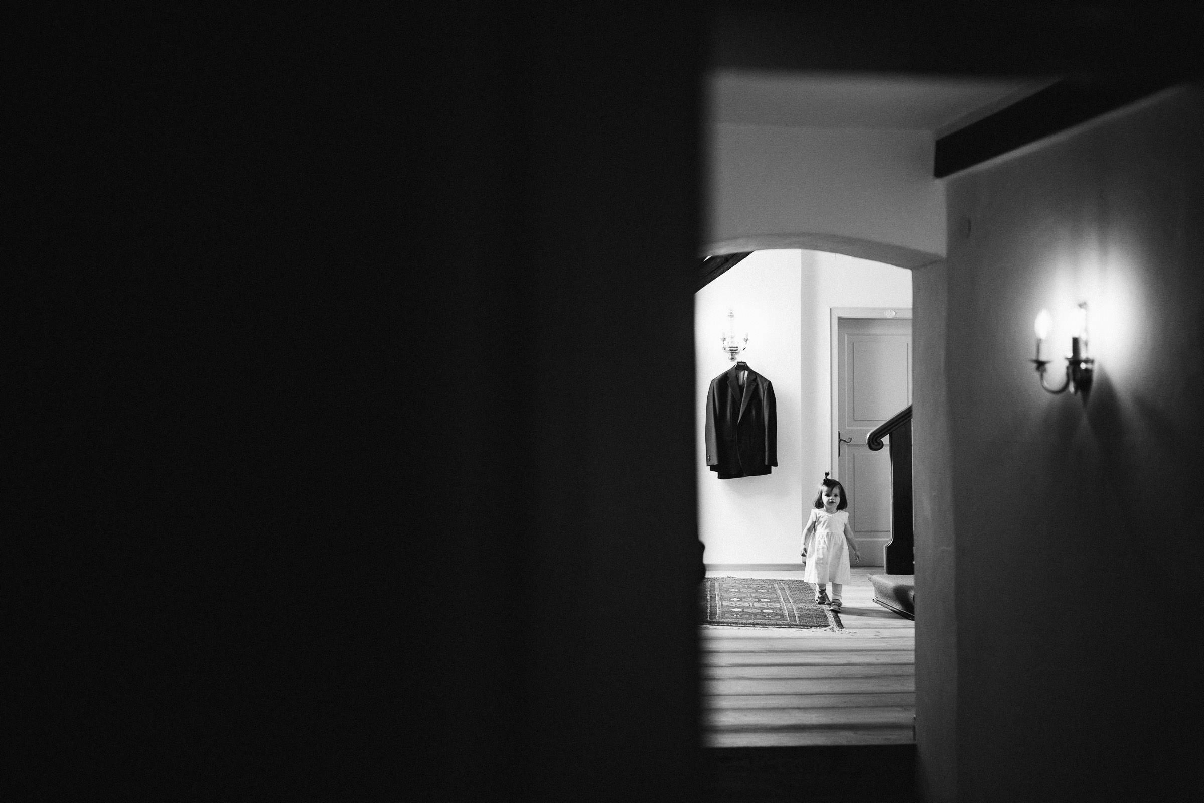 Schlosshochzeit: Kind läuft durch den Hotelflur