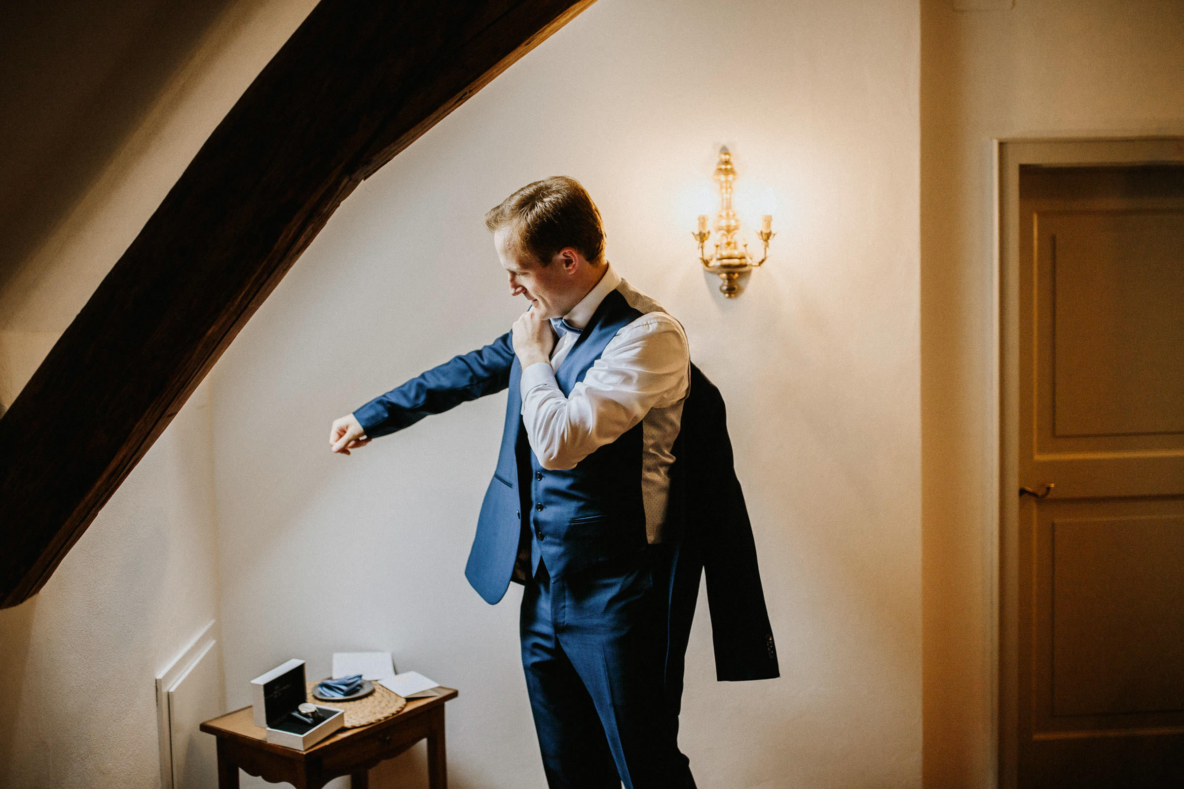 Schlosshochzeit: Bräutigam zieht sich das Jacket an