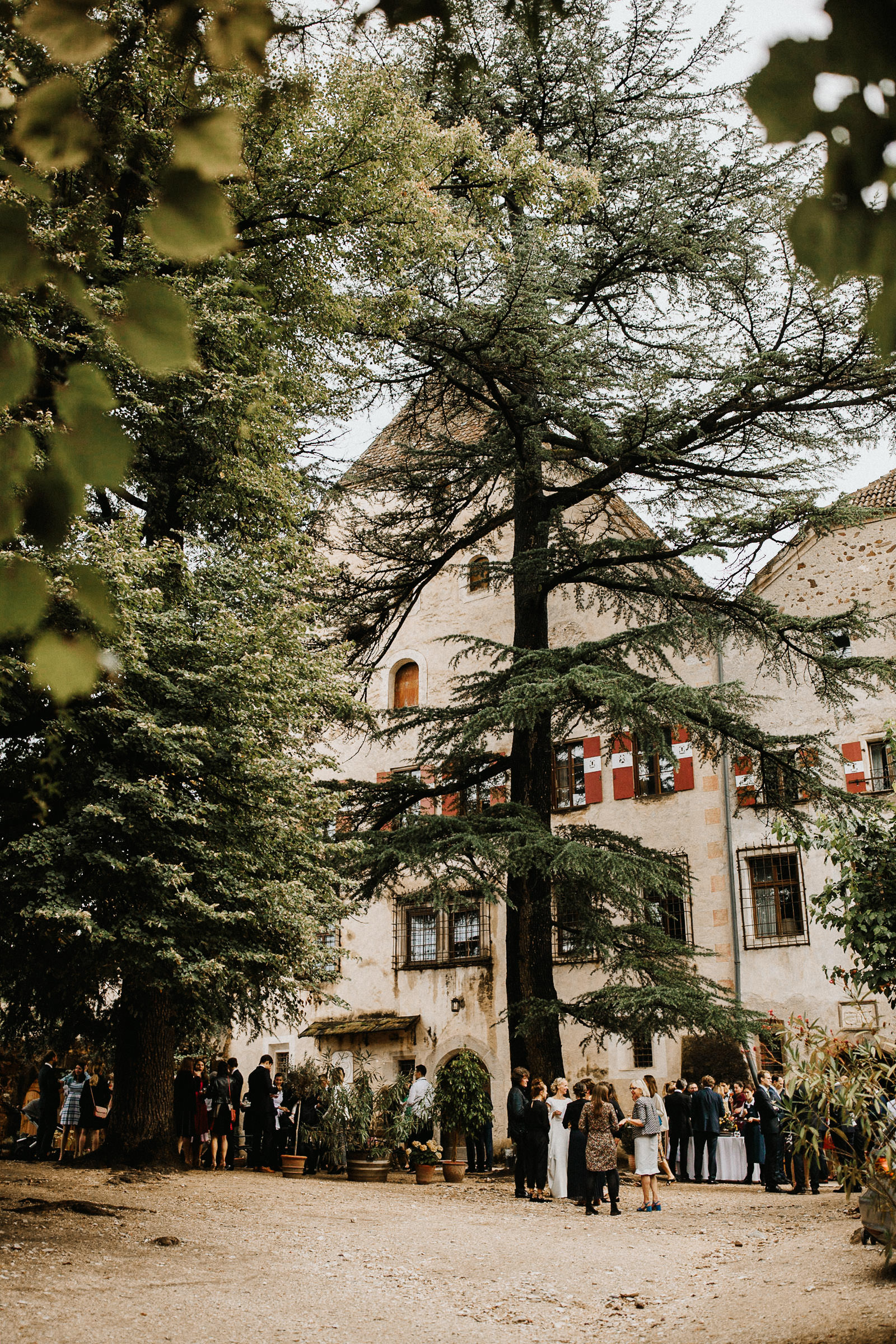 Schlosshochzeit: Hochzeitsgesellschaft vor dem Schloss