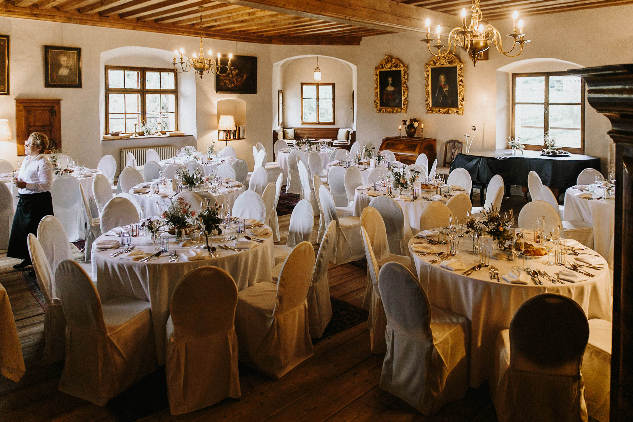 Schlosshochzeit: Saal des Schlosses mit eingedeckten Tischen