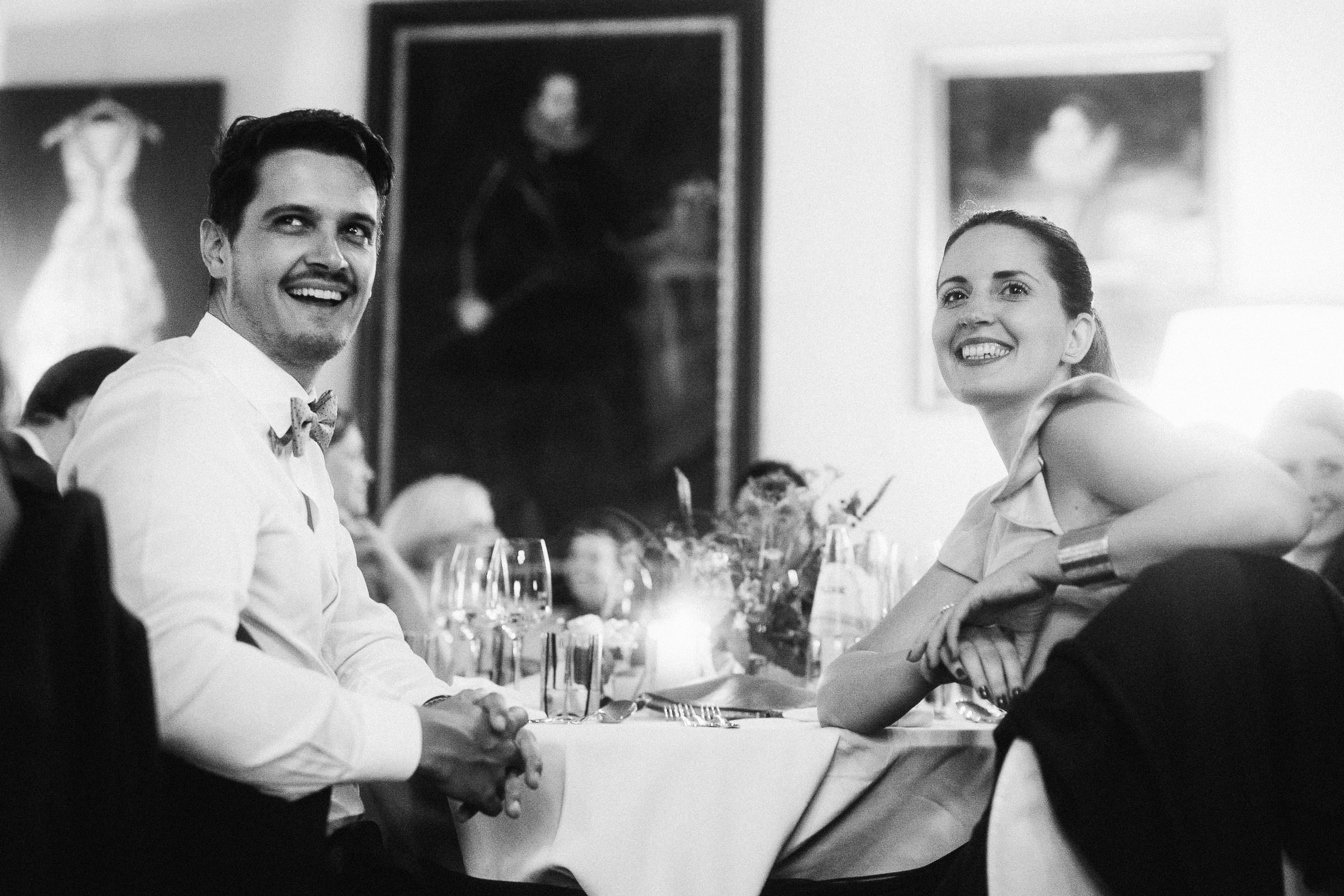 Schlosshochzeit: lachende Gäste am Tisch