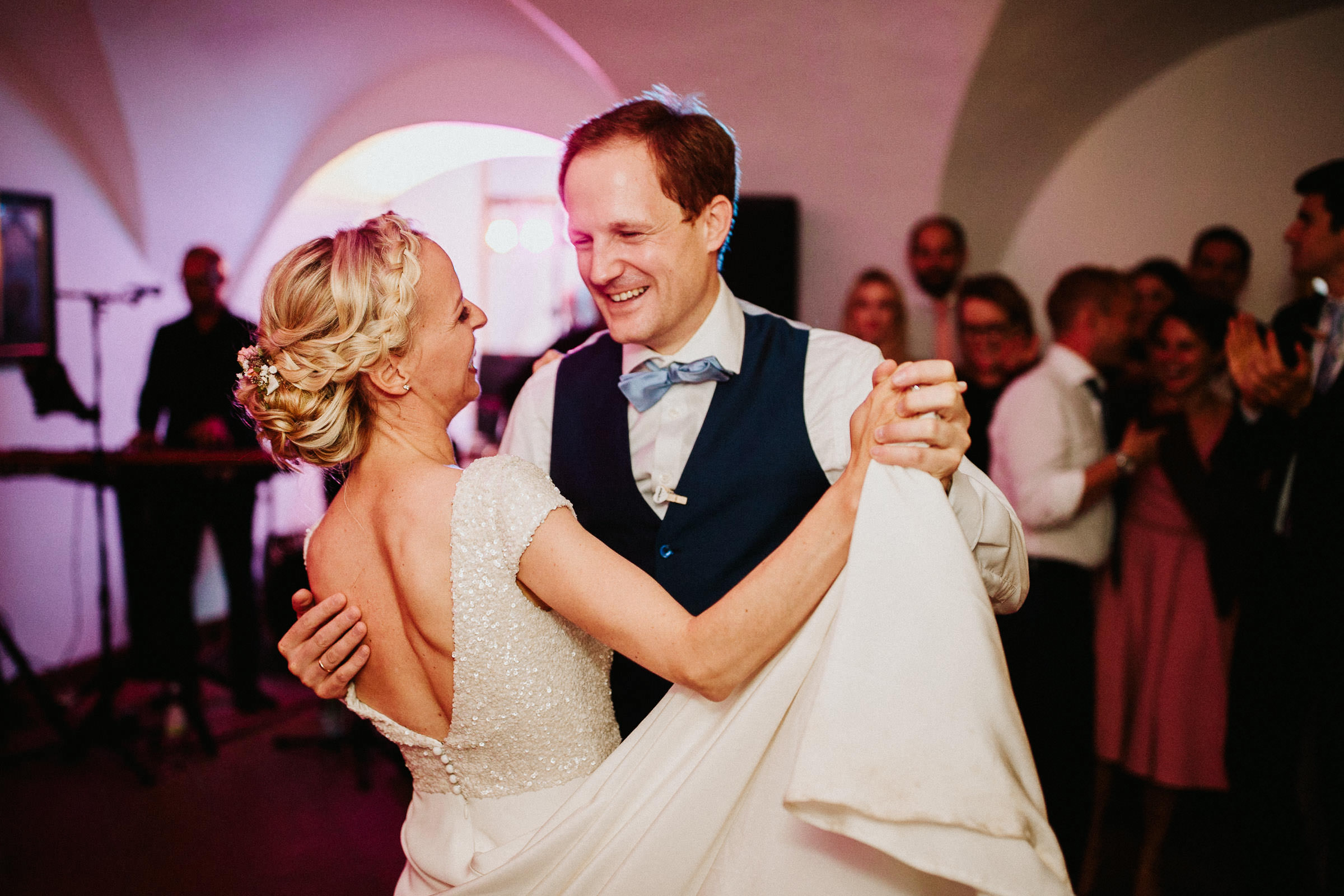 Schlosshochzeit: Brautpaar tanzt den Hochzeitstanz