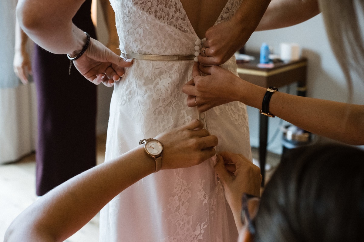 Strandhochzeit in Kiel: Detailaufnahme des Brautkleides