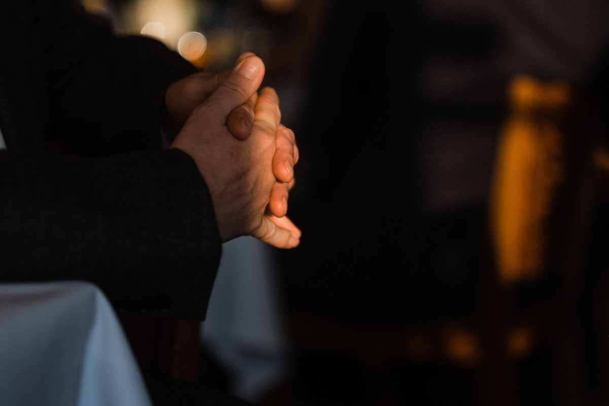 Strandhochzeit in Kiel: Detailaufnahme einer ineinander gefalteten Hand.