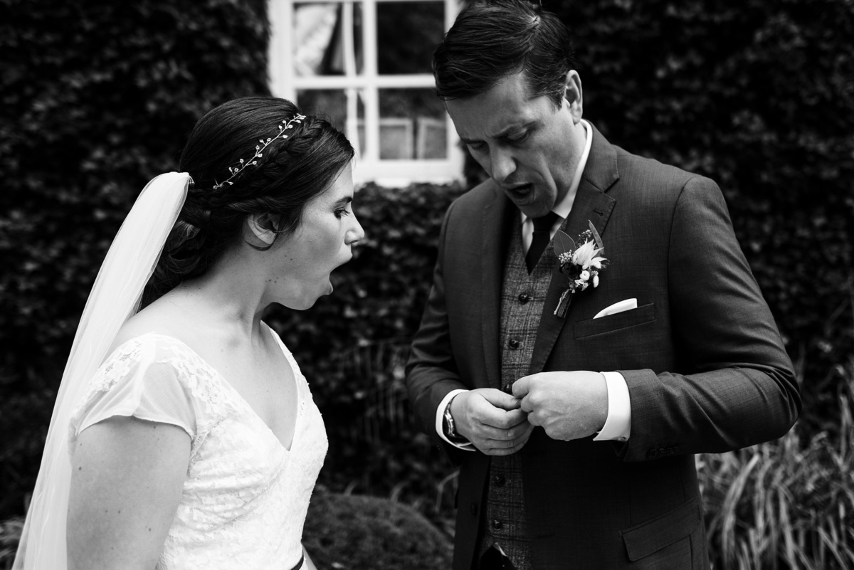 Strandhochzeit in Kiel: Brautpaar guckt verwundert