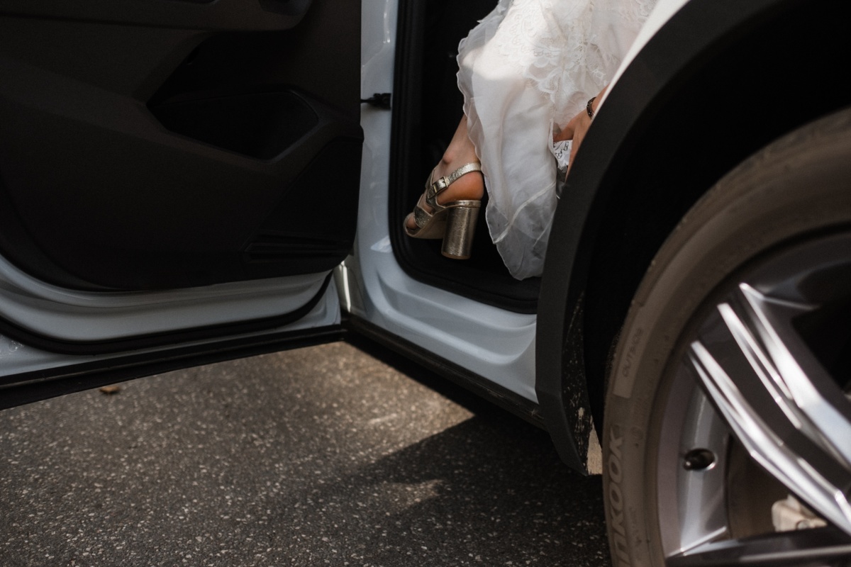 Strandhochzeit in Kiel: Detailaufnamhe wie die Braut ins Auto steigt.