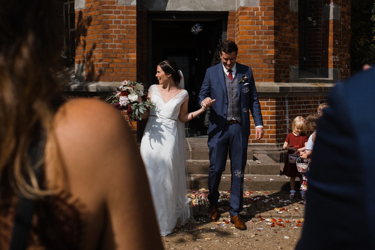 Strandhochzeit in Kiel: Brautpaar wird von den Gästen gefeiert.