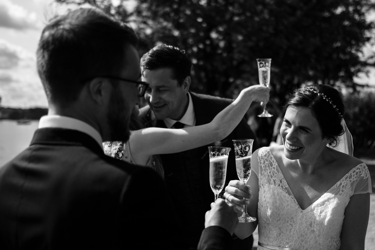 Strandhochzeit in Kiel: Anstoßen mit dem Brautpaar