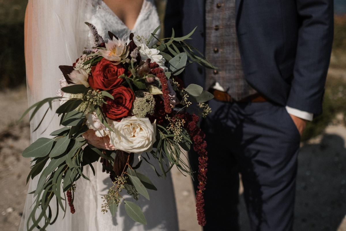 Strandhochzeit in Kiel: Nahaufnahme der Outfits.