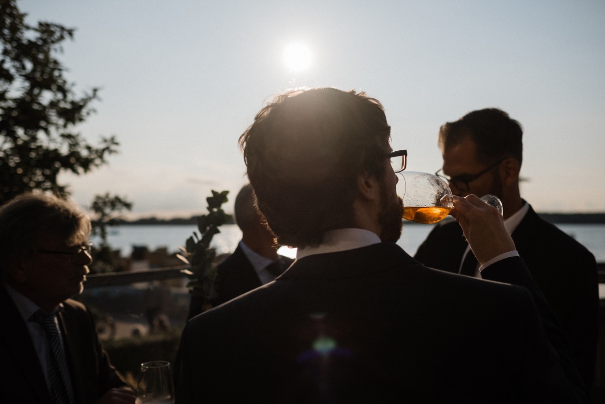 Strandhochzeit in Kiel: Ein Gast trinkt ein Glas Wein.