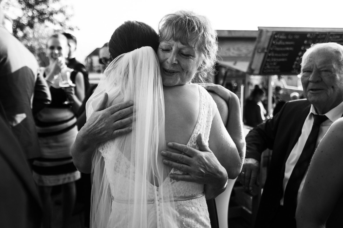 Strandhochzeit in Kiel: Gratulation eines Gastes.