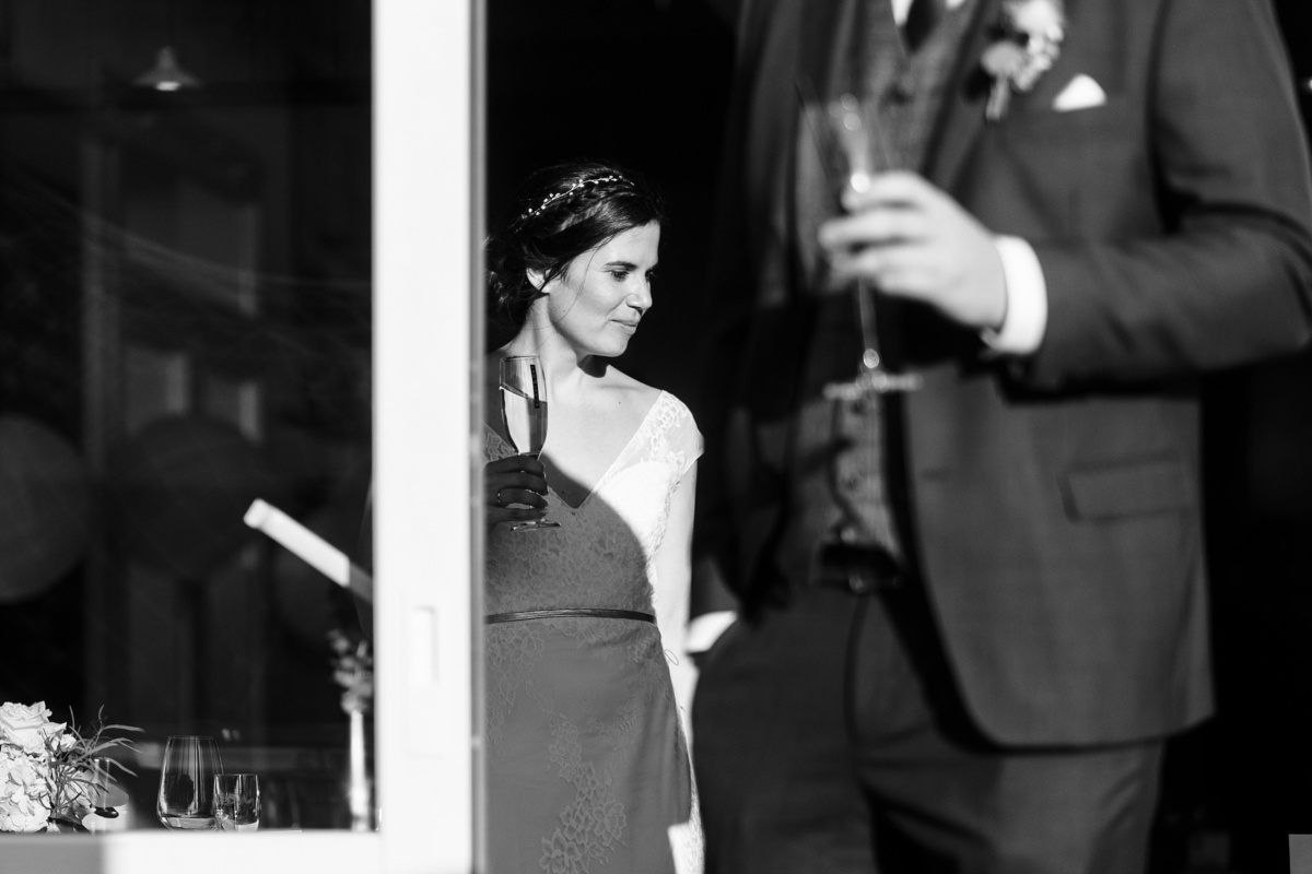 Strandhochzeit in Kiel: Aufnahme von der Braut, die in der Sonne steht.