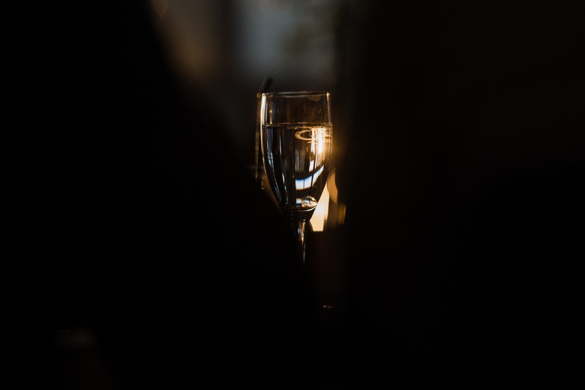 Strandhochzeit in Kiel: Sektglas im Gegenlicht.