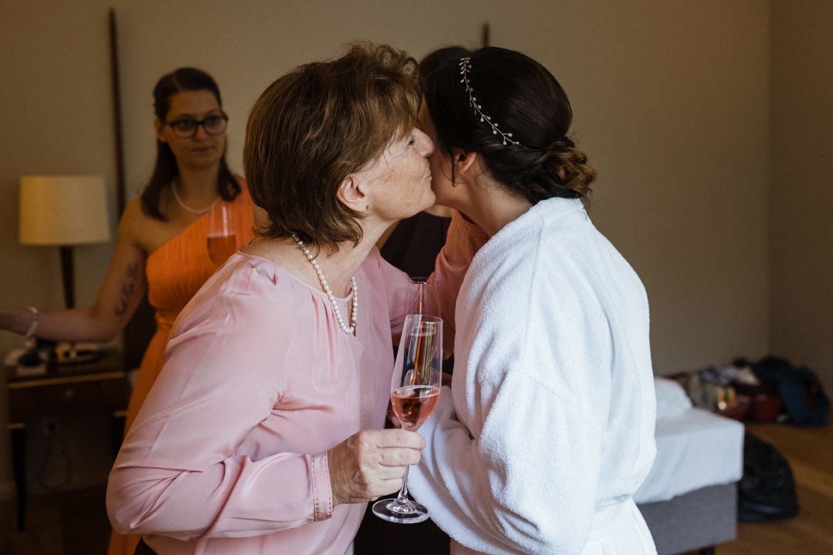 Strandhochzeit in Kiel: Brautmutter nimmt Braut in den Arm