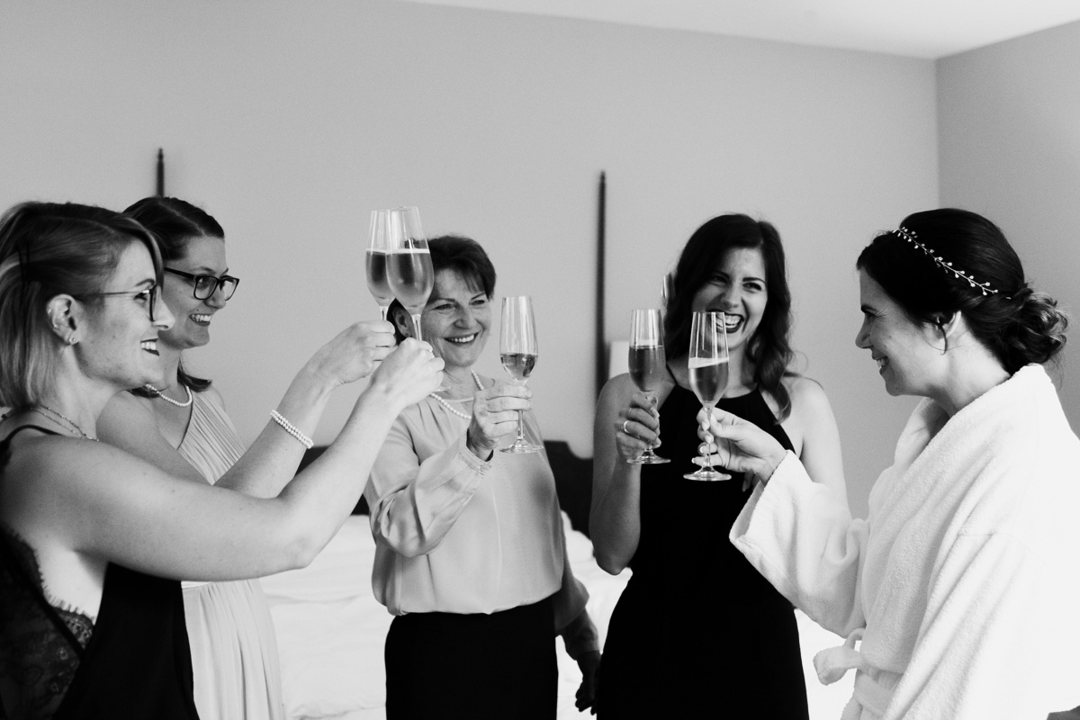 Strandhochzeit in Kiel: Die Braut stößt mit ihren Brautjungfern mit Sekt an.