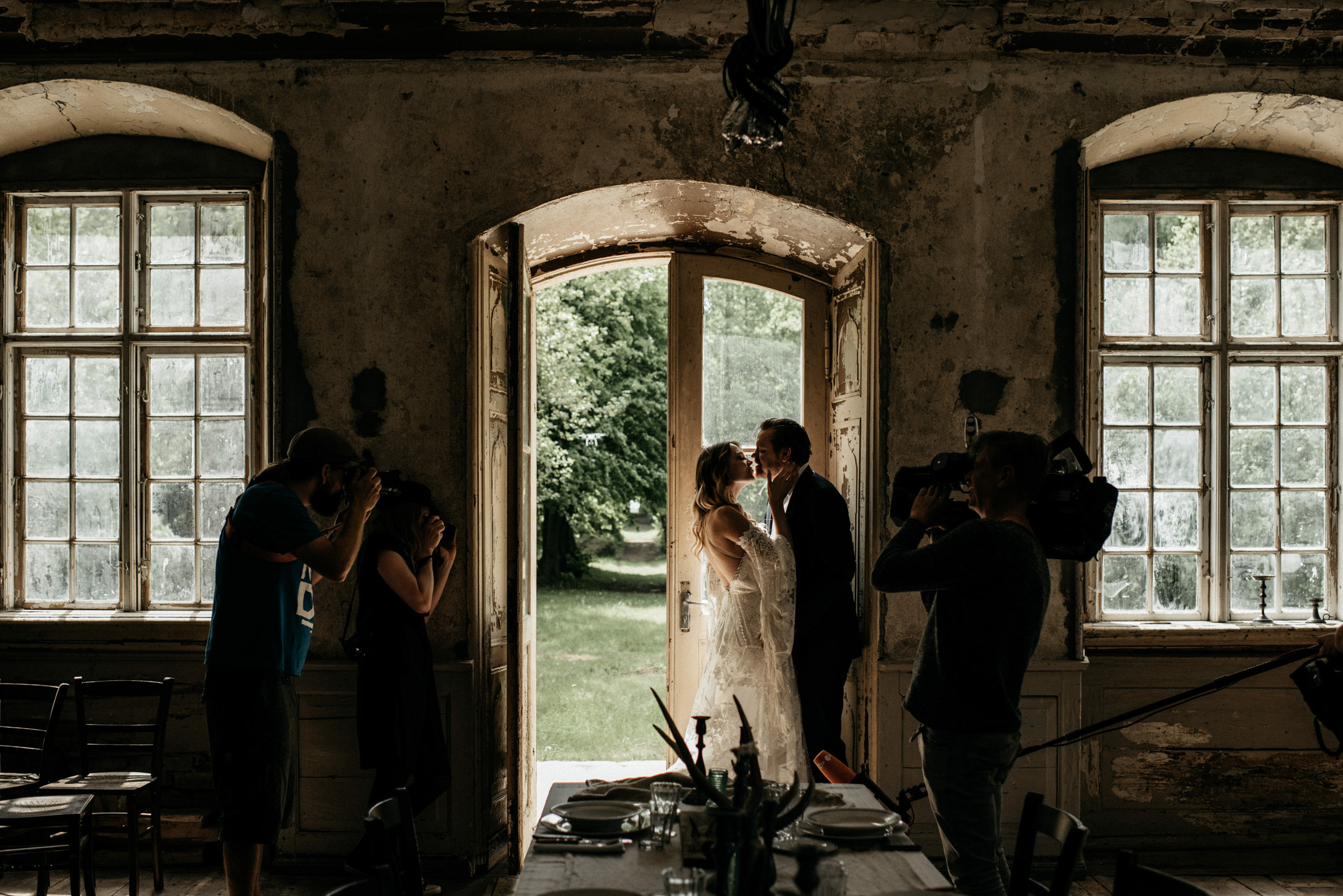 Bildpoeten fotografieren wie bei einer Hochzeitsreportage ein Brautpaar