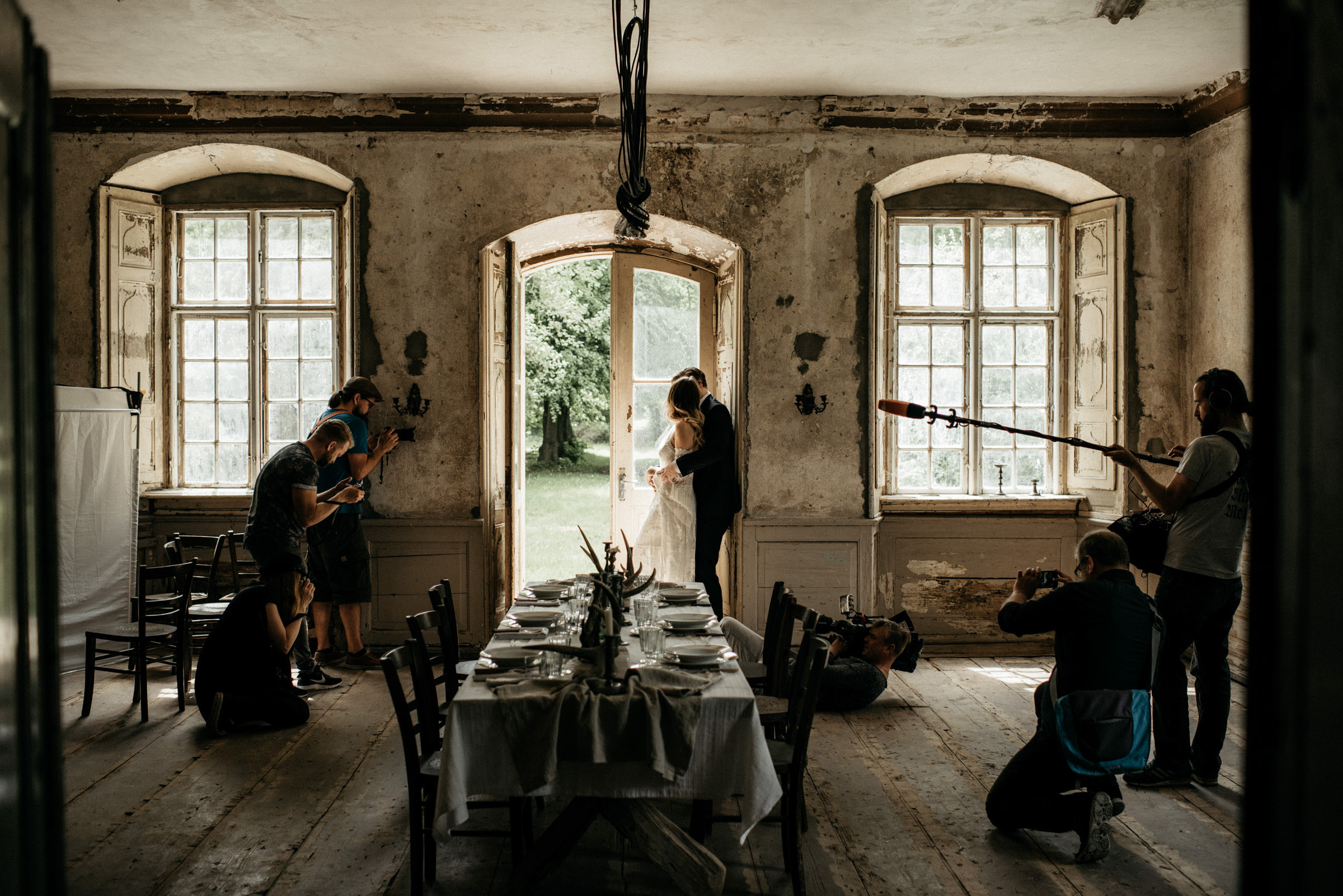 Brautpaar wird wie bei einer Hochzeitsreportage fotografiert