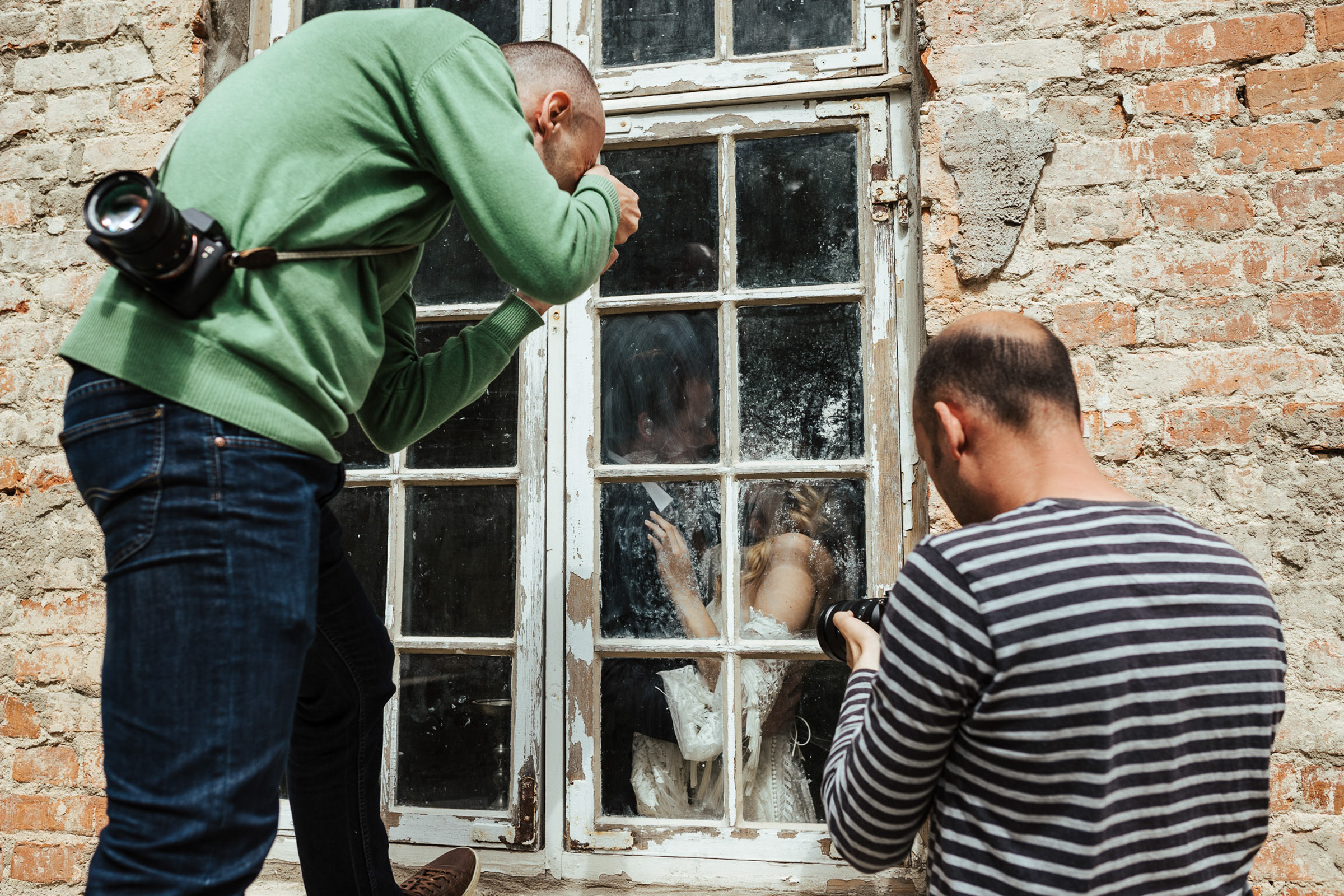 Bildpoeten fotografieren durch das Fenster