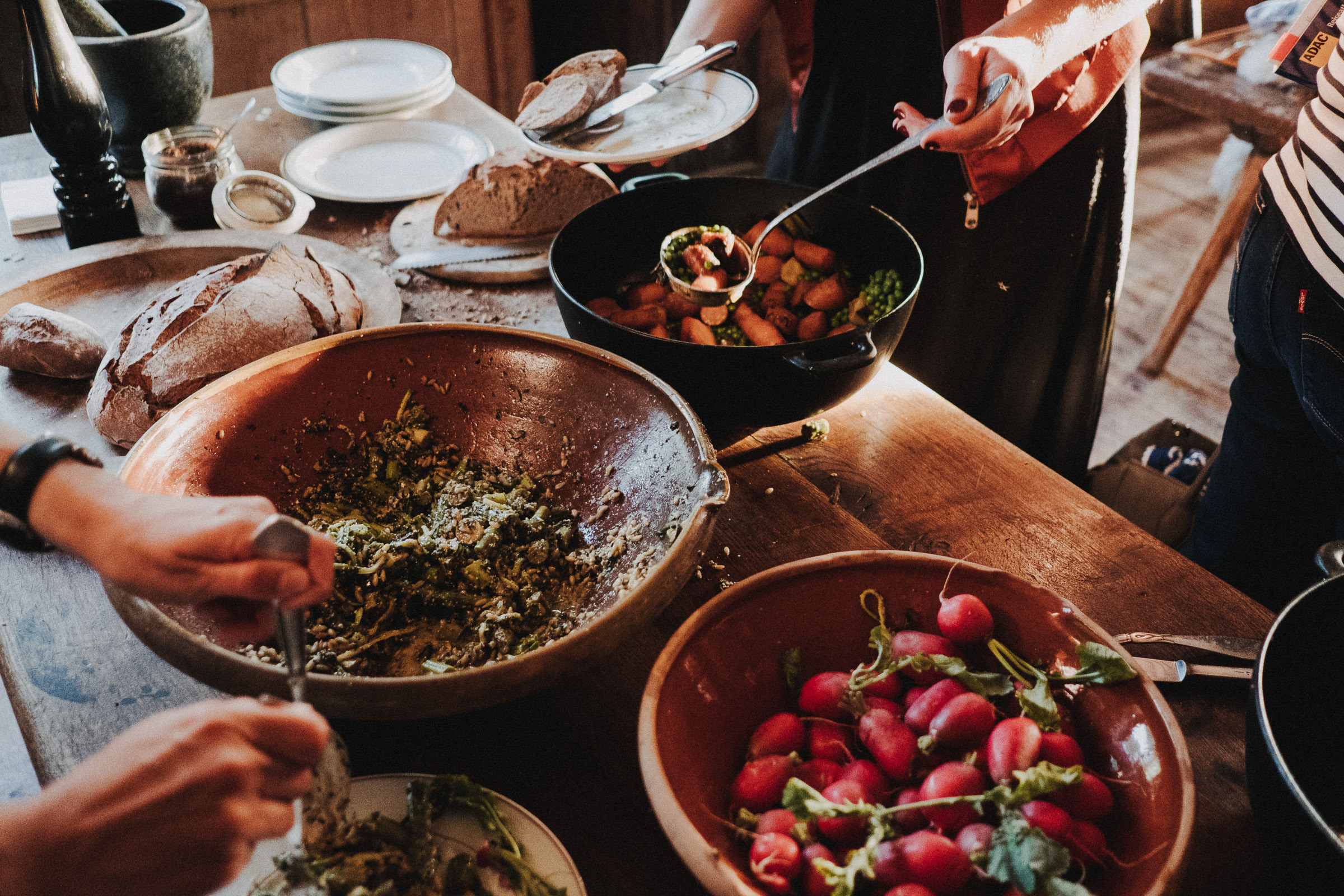 Das Abendessen wird gemeinsam zubereitet