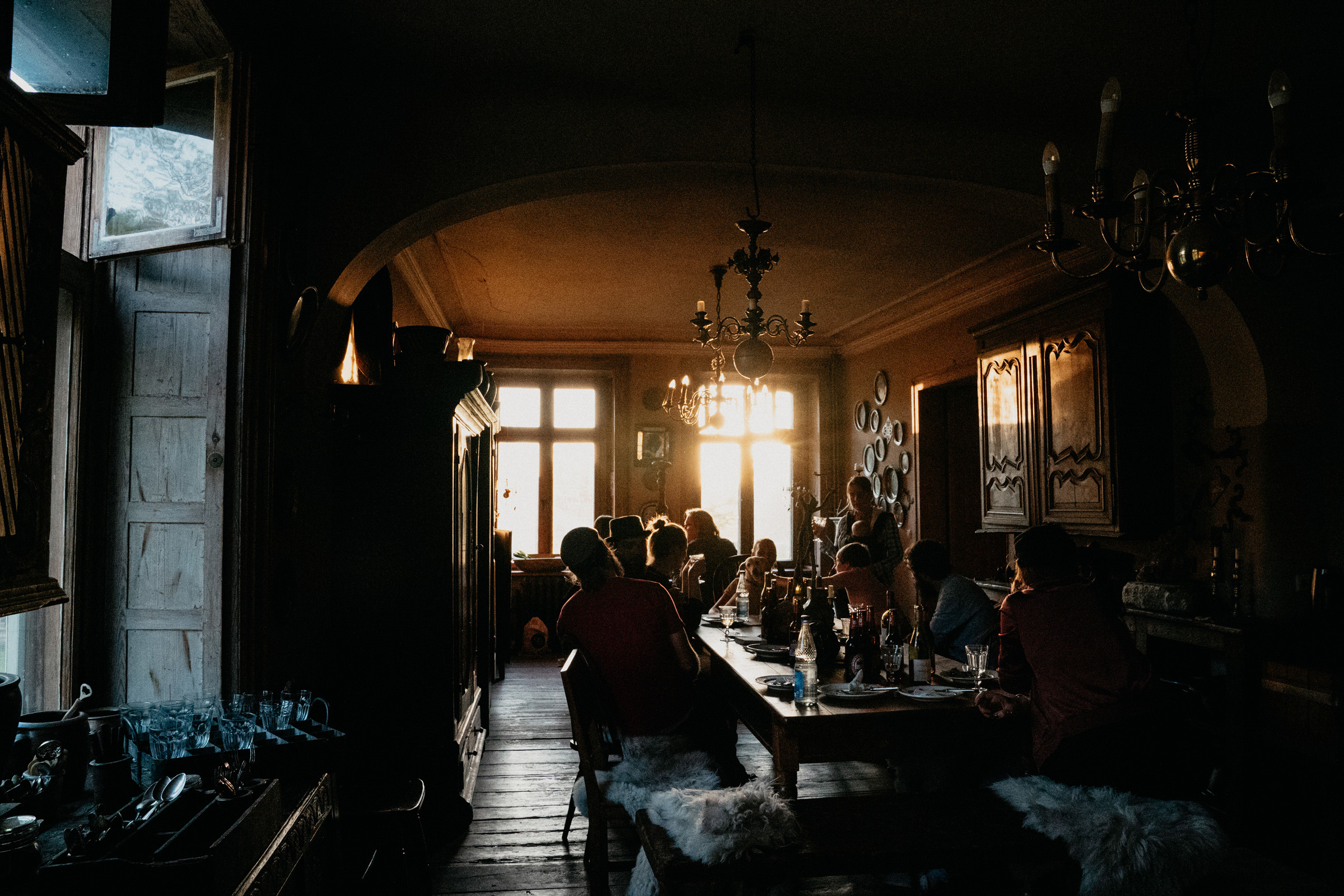 Sonnenlicht fällt durch das Fenster auf die am Tisch sitzenden Bildpoeten