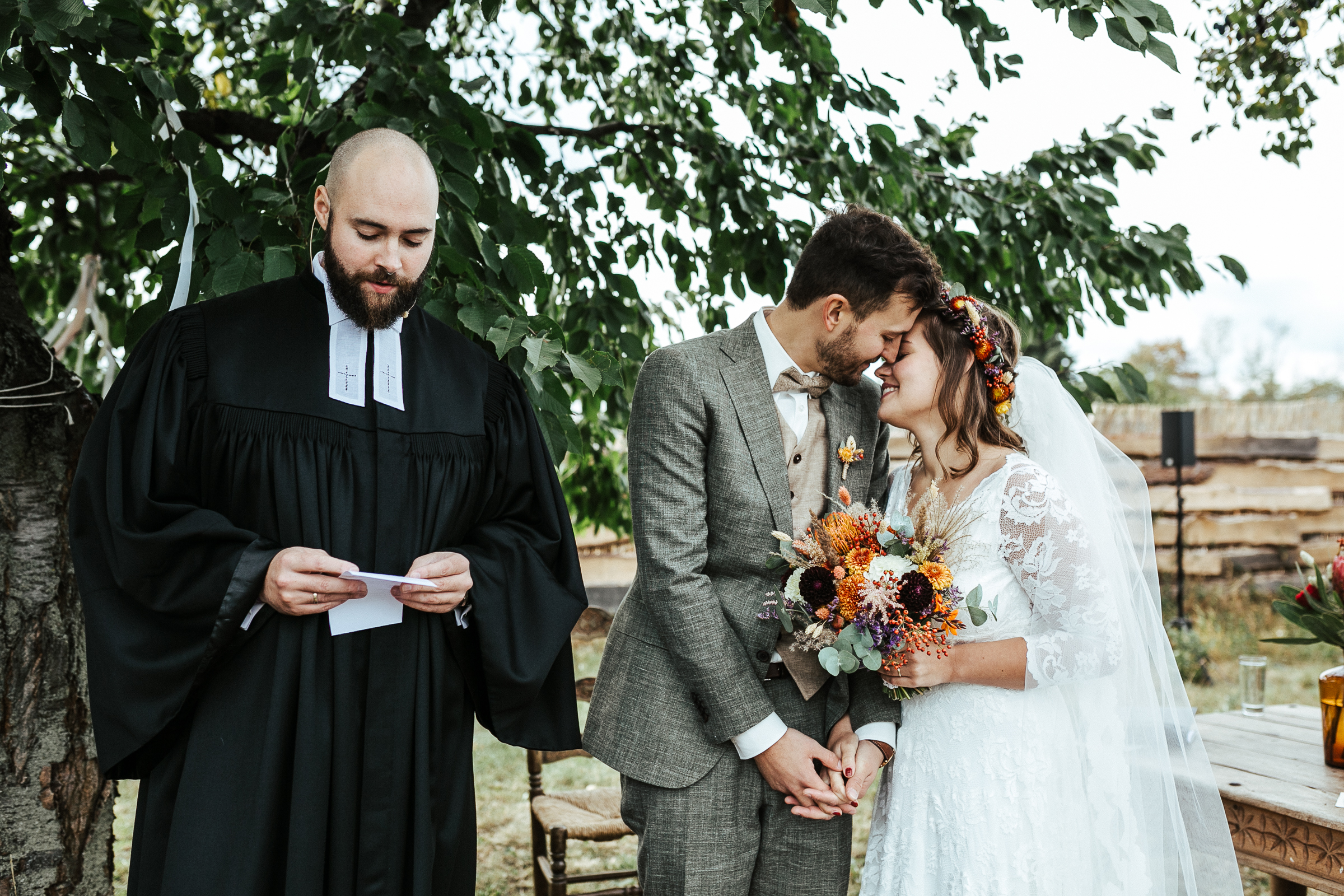 Blumenschmuck von Kopflegenden: Brautpaar vor dem Altar