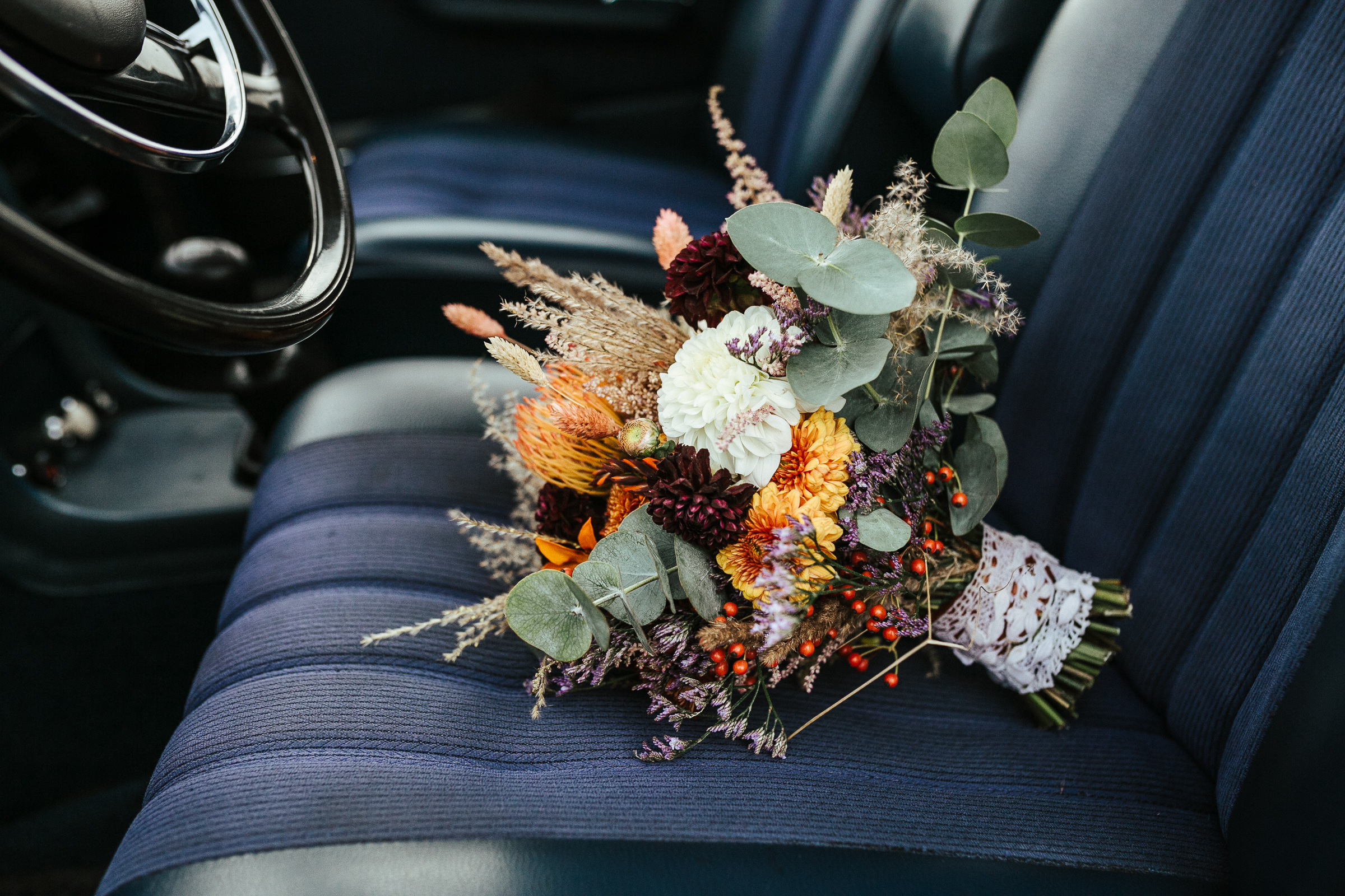 Blumenschmuck von Kopflegenden: Brautstrauß auf dem Autositz