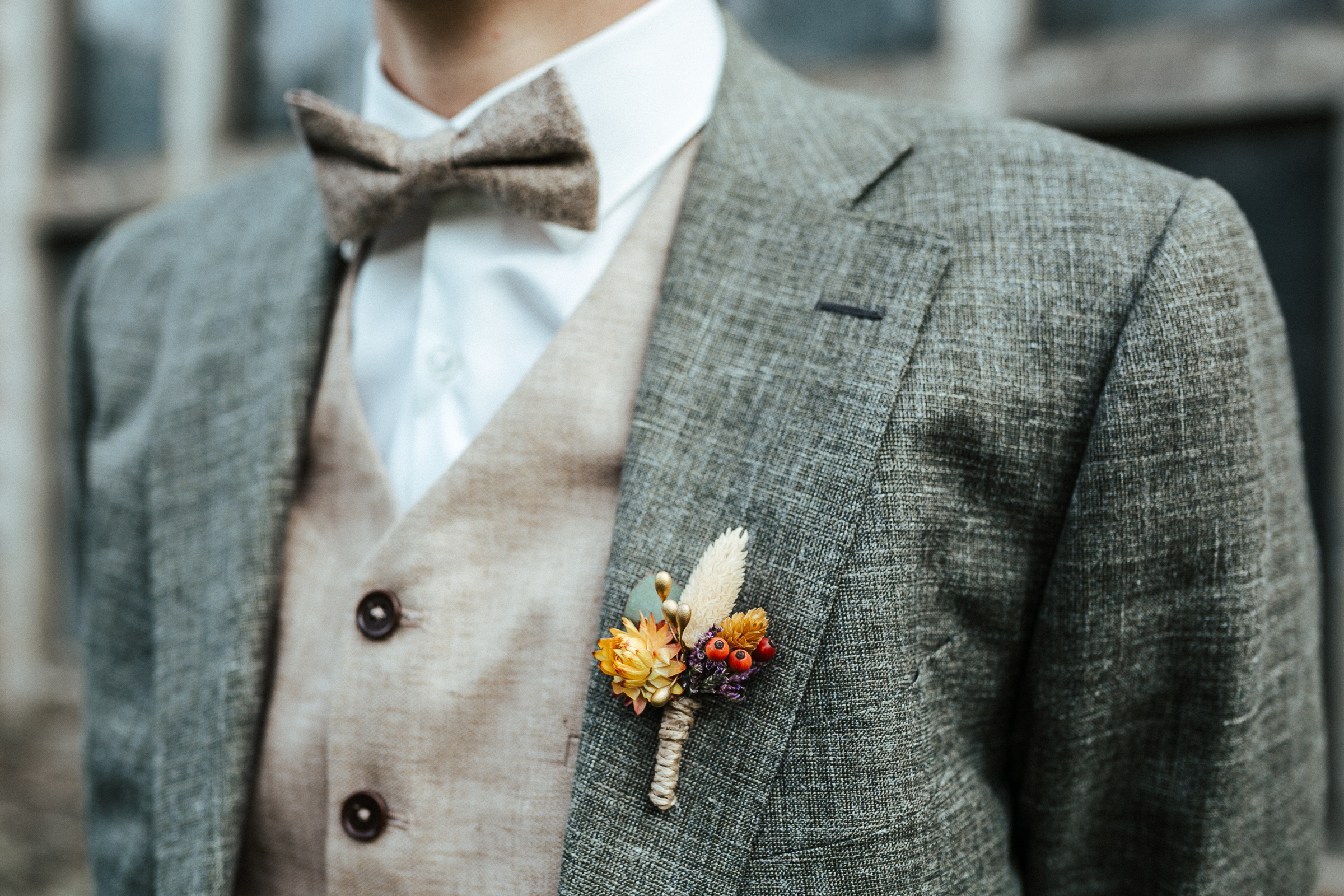 Blumenschmuck von Kopflegenden: Blumenschmuck für den Bräutigam