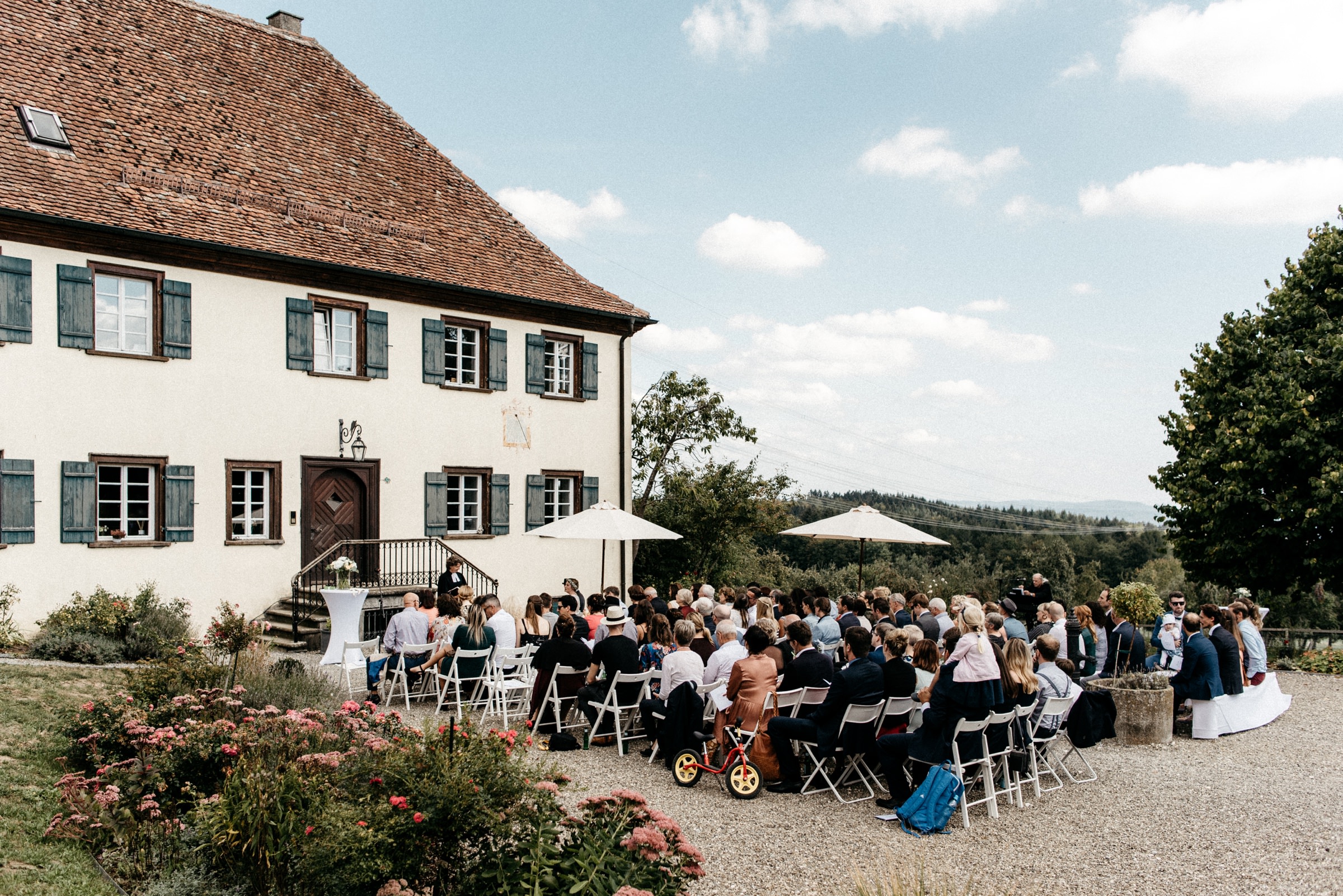 Hochzeitsgesellschaft vor dem Gutshof