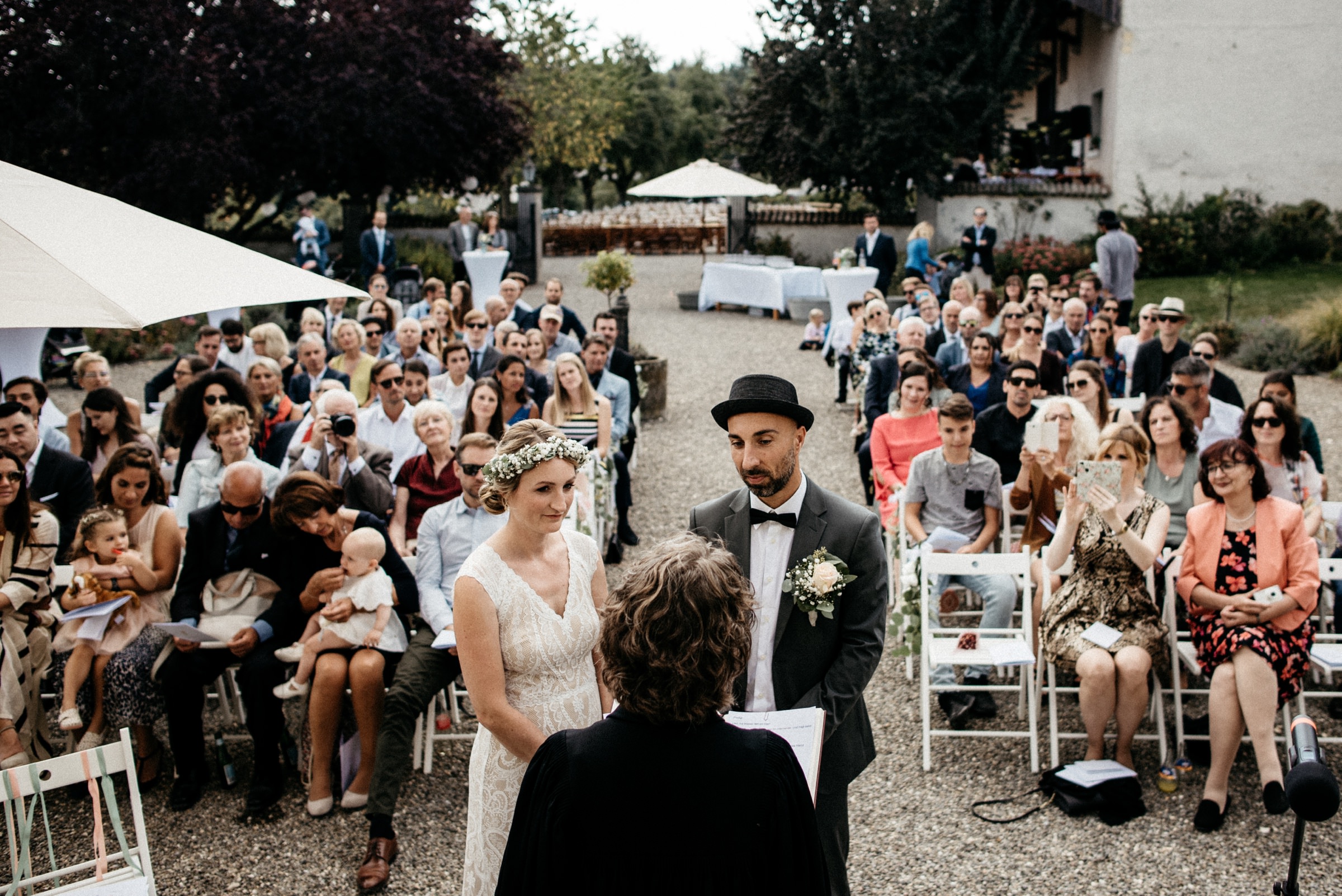 Brautpaar vor der Pastorin
