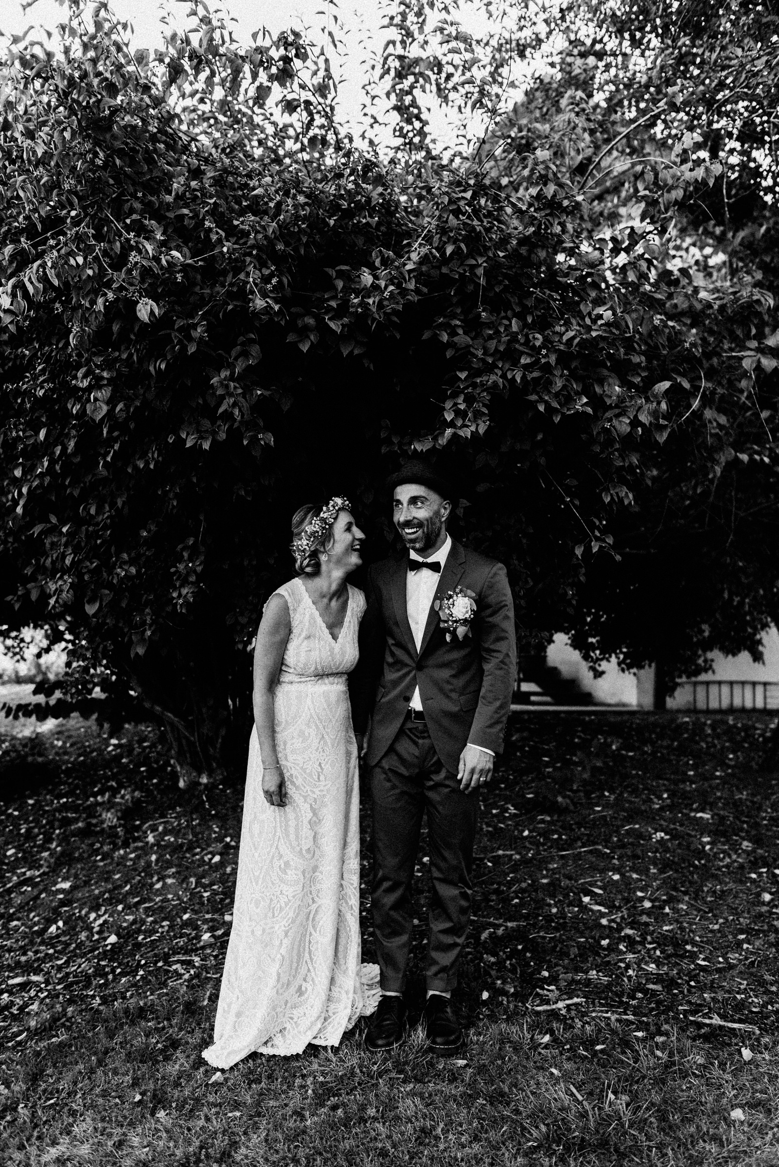 Gutshochzeit: lachendes Brautpaar im Garten