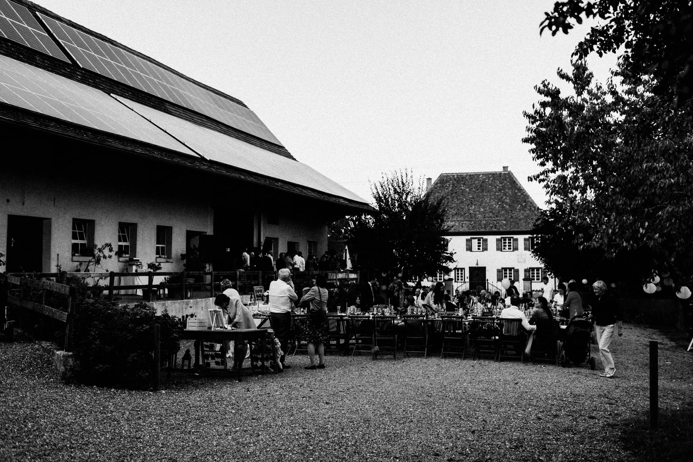 Gutshochzeit: Hochzeitsgesellschaft vor dem alten Gutshaus