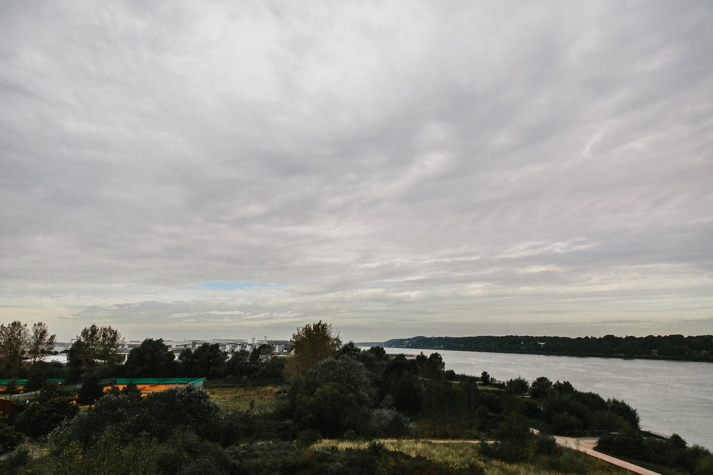 Urbane Hochzeit: Blick über die Elbe