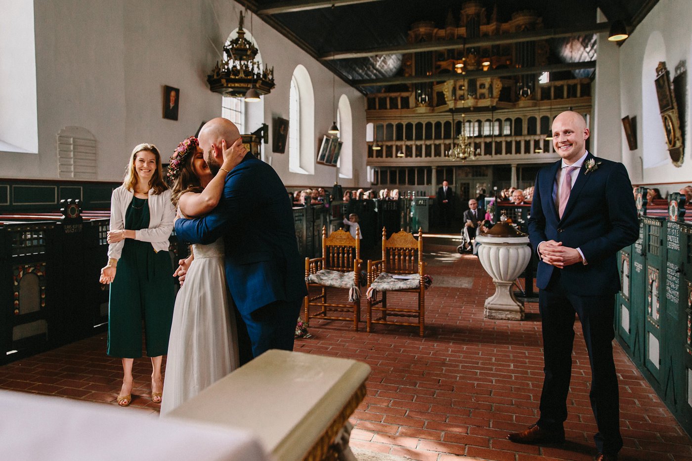 Urbane Hochzeit: das Brautpaar darf sich küssen
