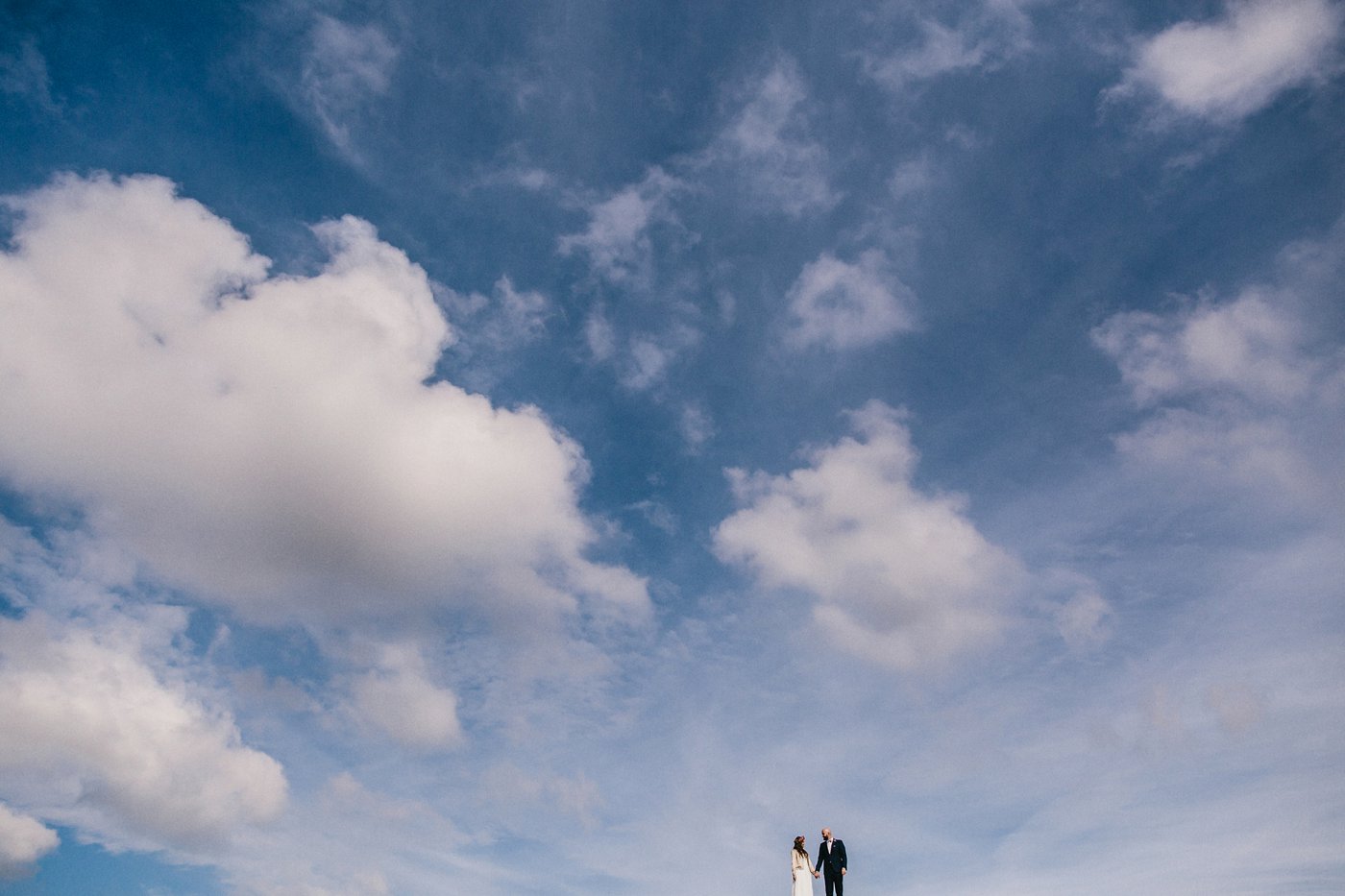 Urbane Hochzeit: Brautpaar vor dem blauen Himmel