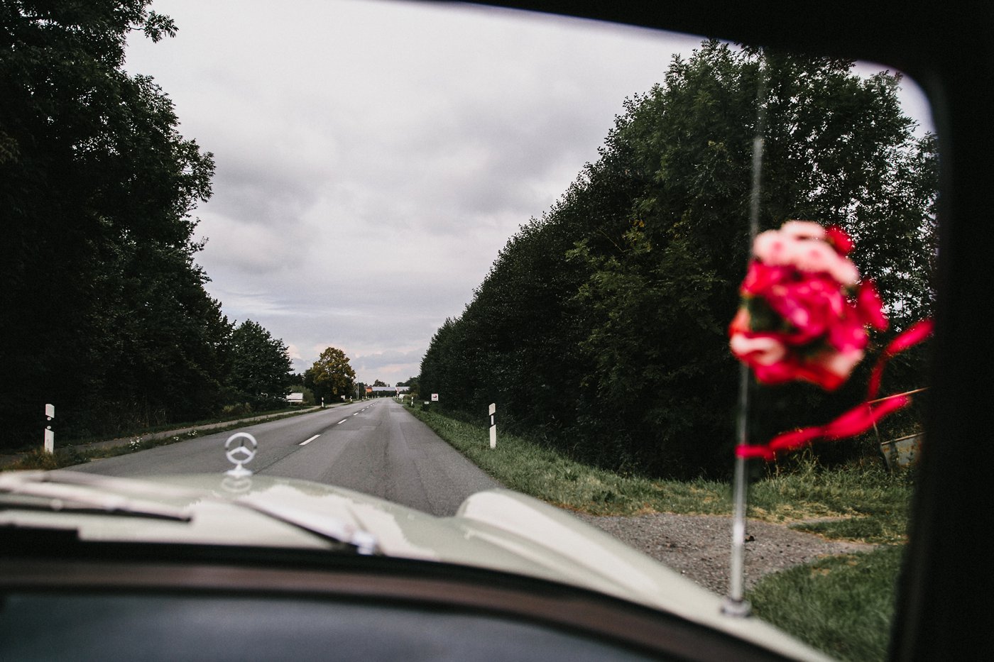 Urbane Hochzeit: Blick aus dem Hochzeitsauto auf die Straße