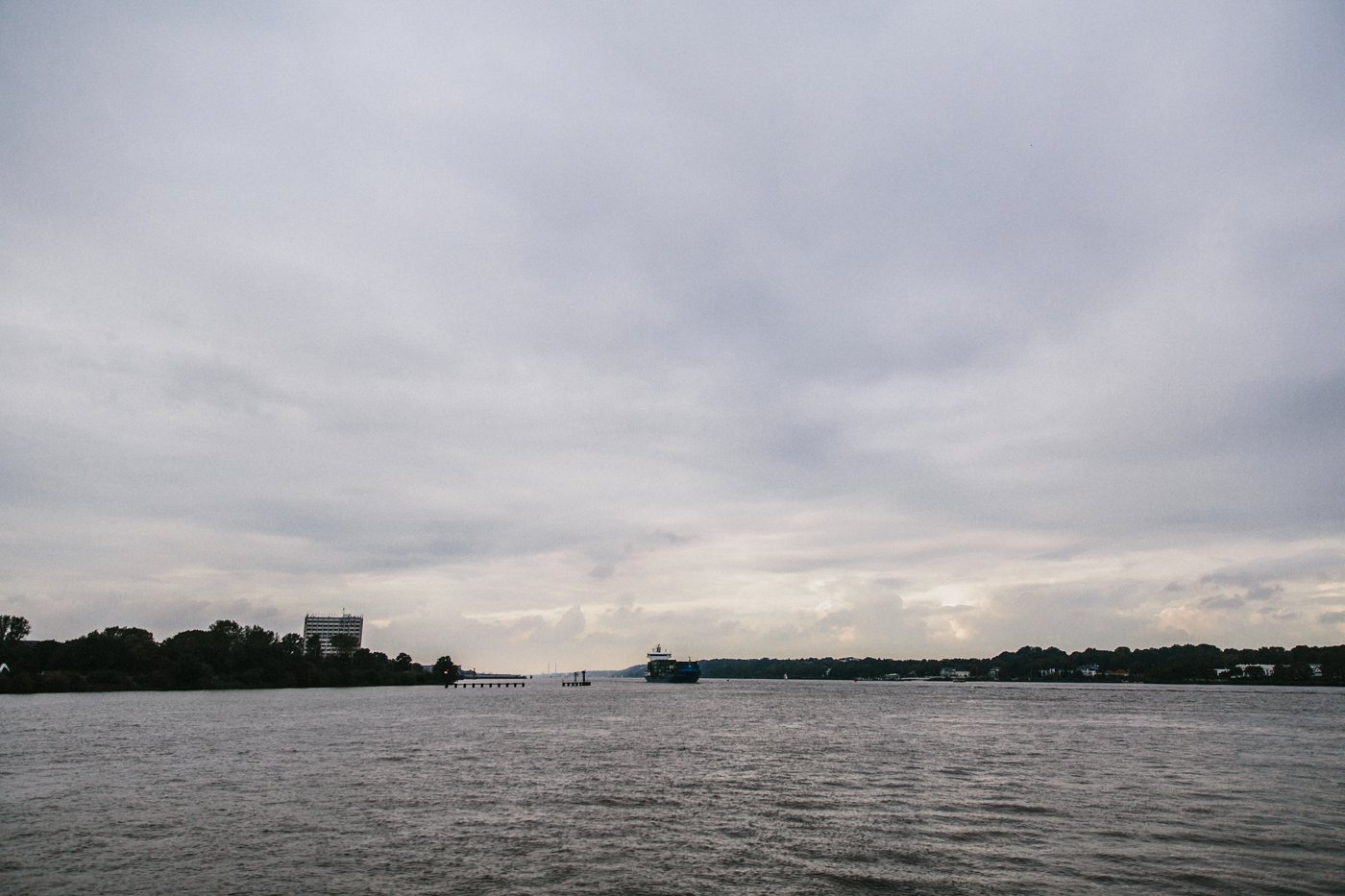 Urbane Hochzeit: Blick auf die Elbe