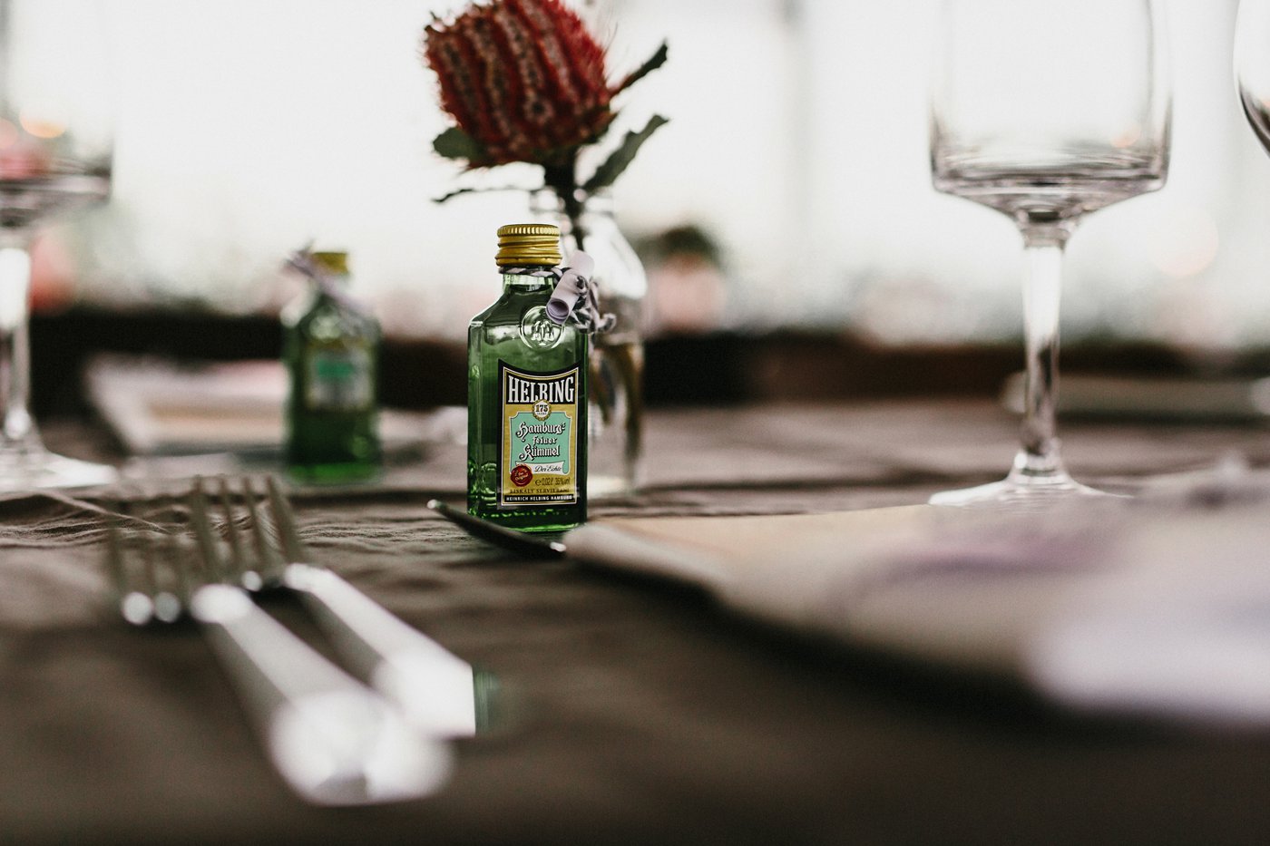 Urbane Hochzeit: Hamburger Kümmelschnaps auf dem Tisch 