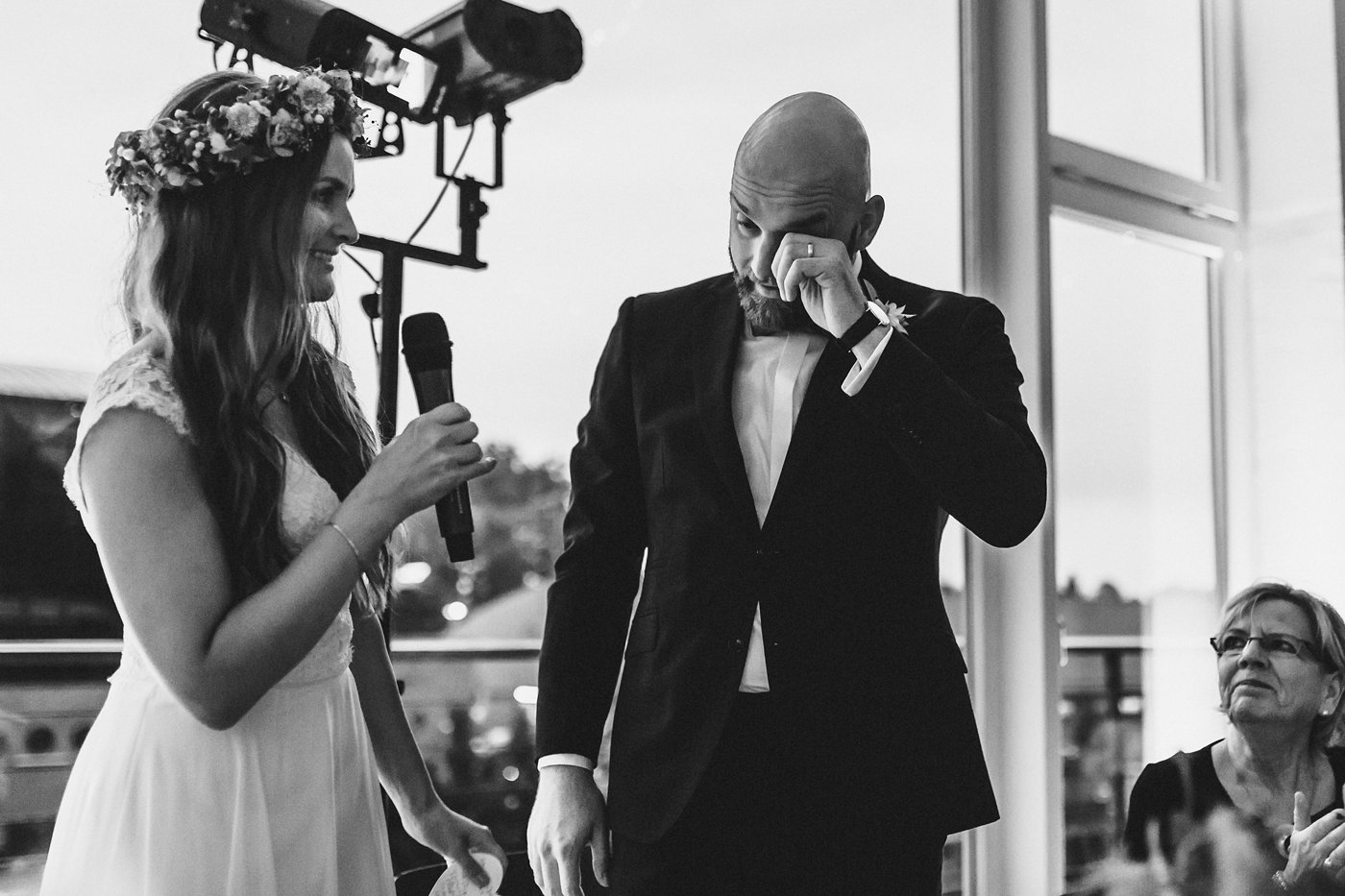 Urbane Hochzeit: Bräutigam wischt sich eine Träne aus dem Auge