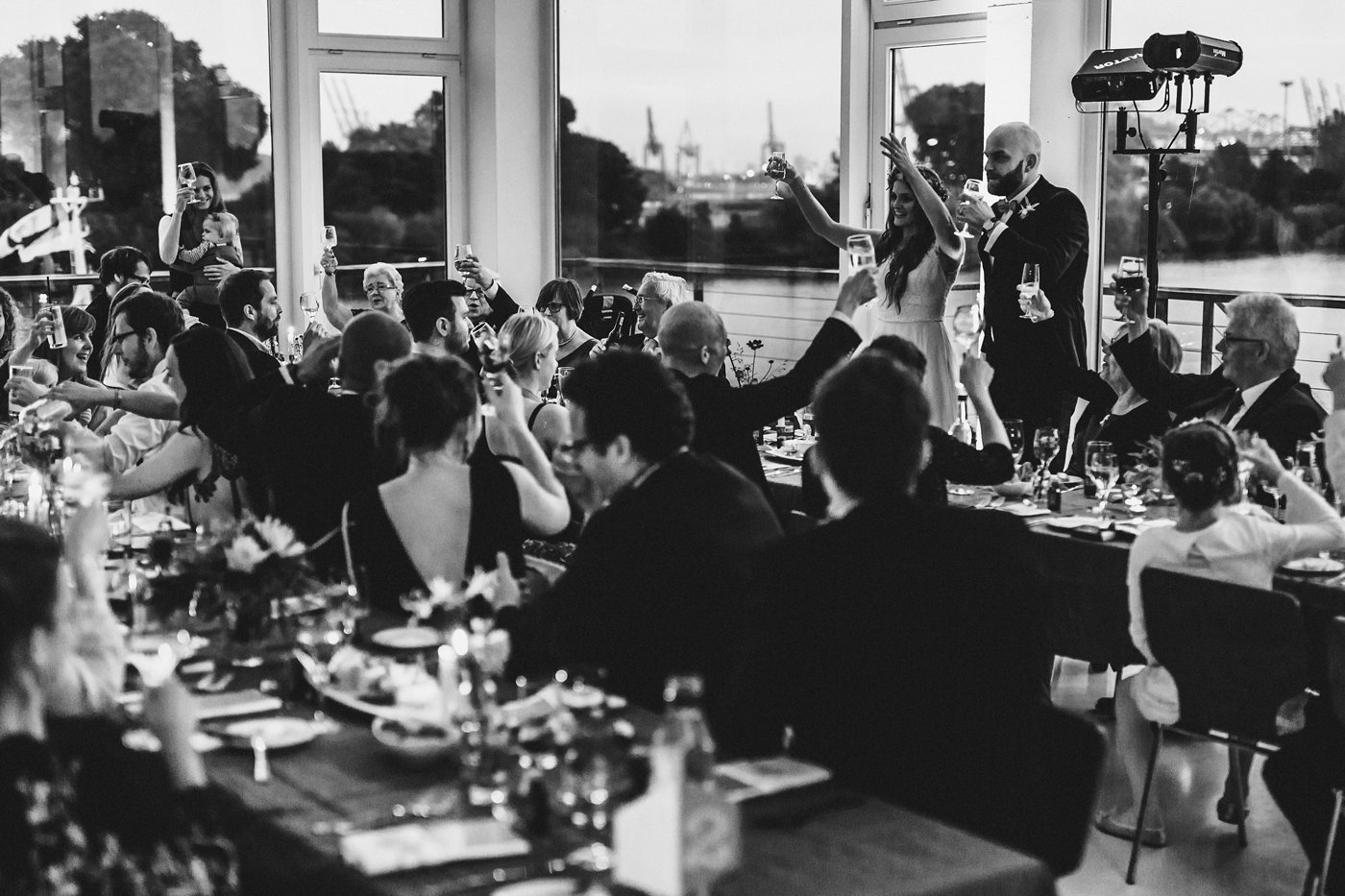 Urbane Hochzeit: Hochzeitsgesellschaft prostet dem Brautpaar zu
