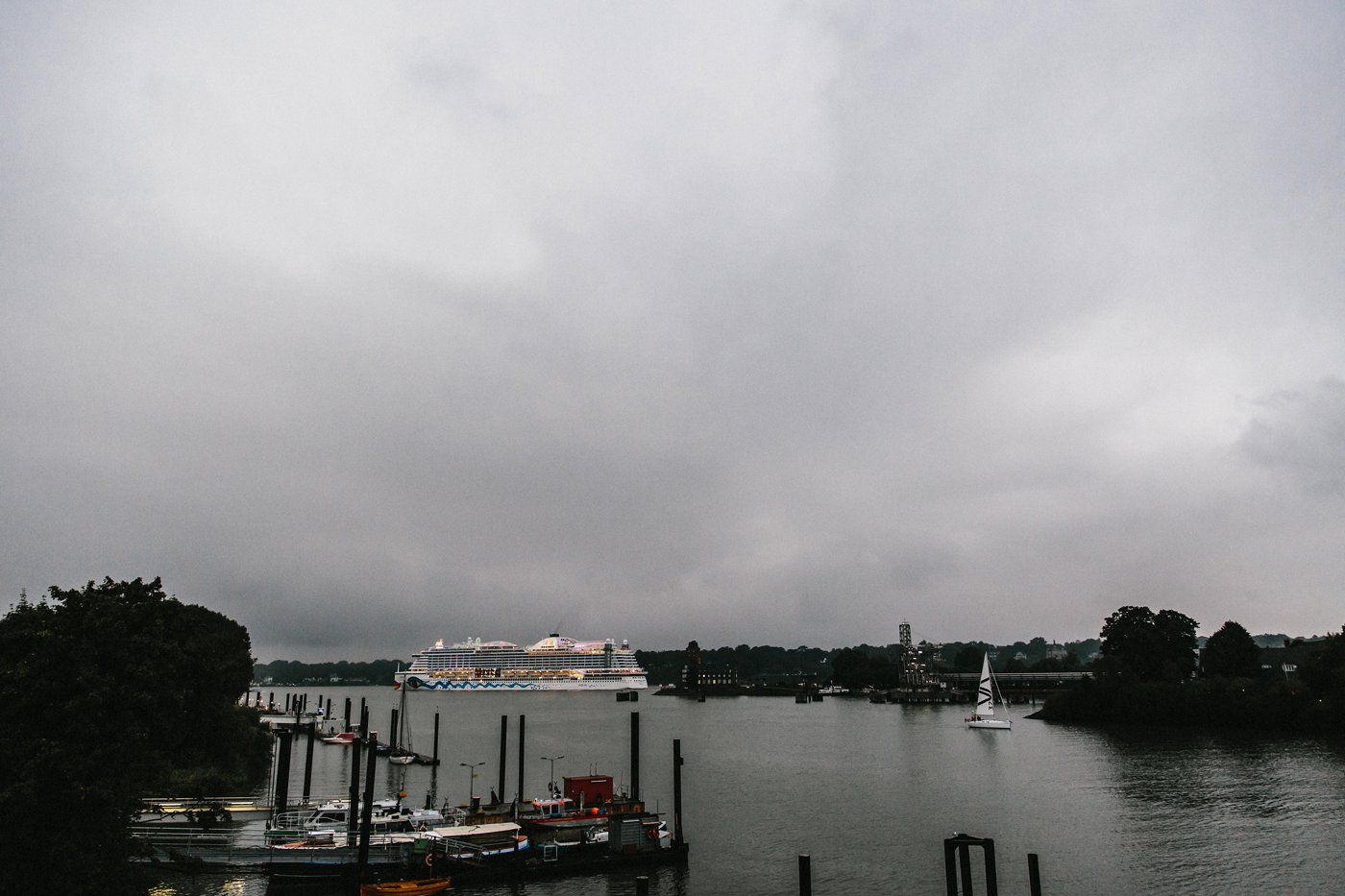 Urbane Hochzeit: beleuchtetes AIDA-Schiff