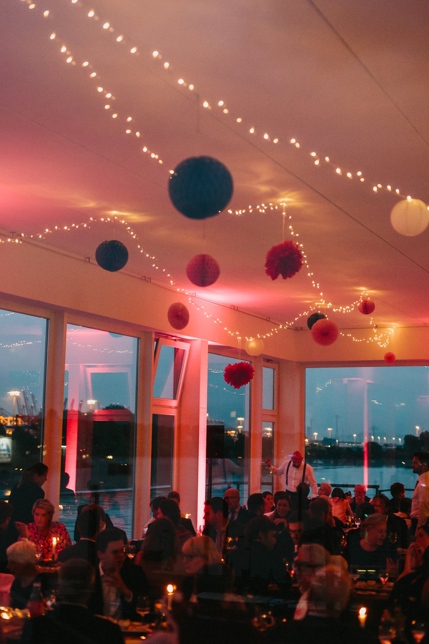 Urbane Hochzeit: Lichterketten und Lampions im Fleet3
