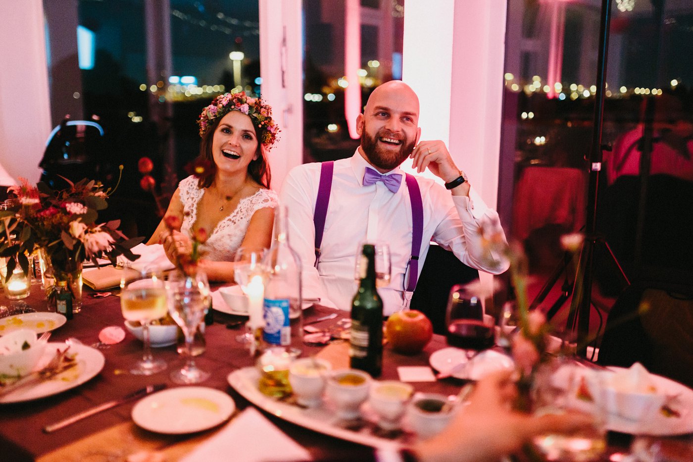 Urbane Hochzeit: lachendes Brautpaar beim Hochzeitsdinner