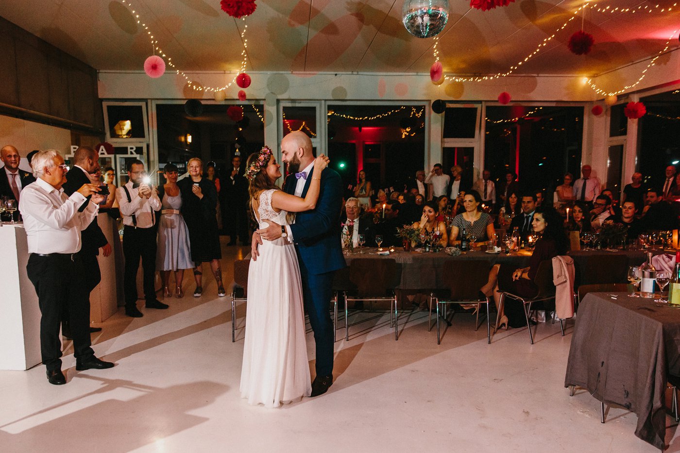 Urbane Hochzeit: Brautpaar beginnt den Hochzeitstanz