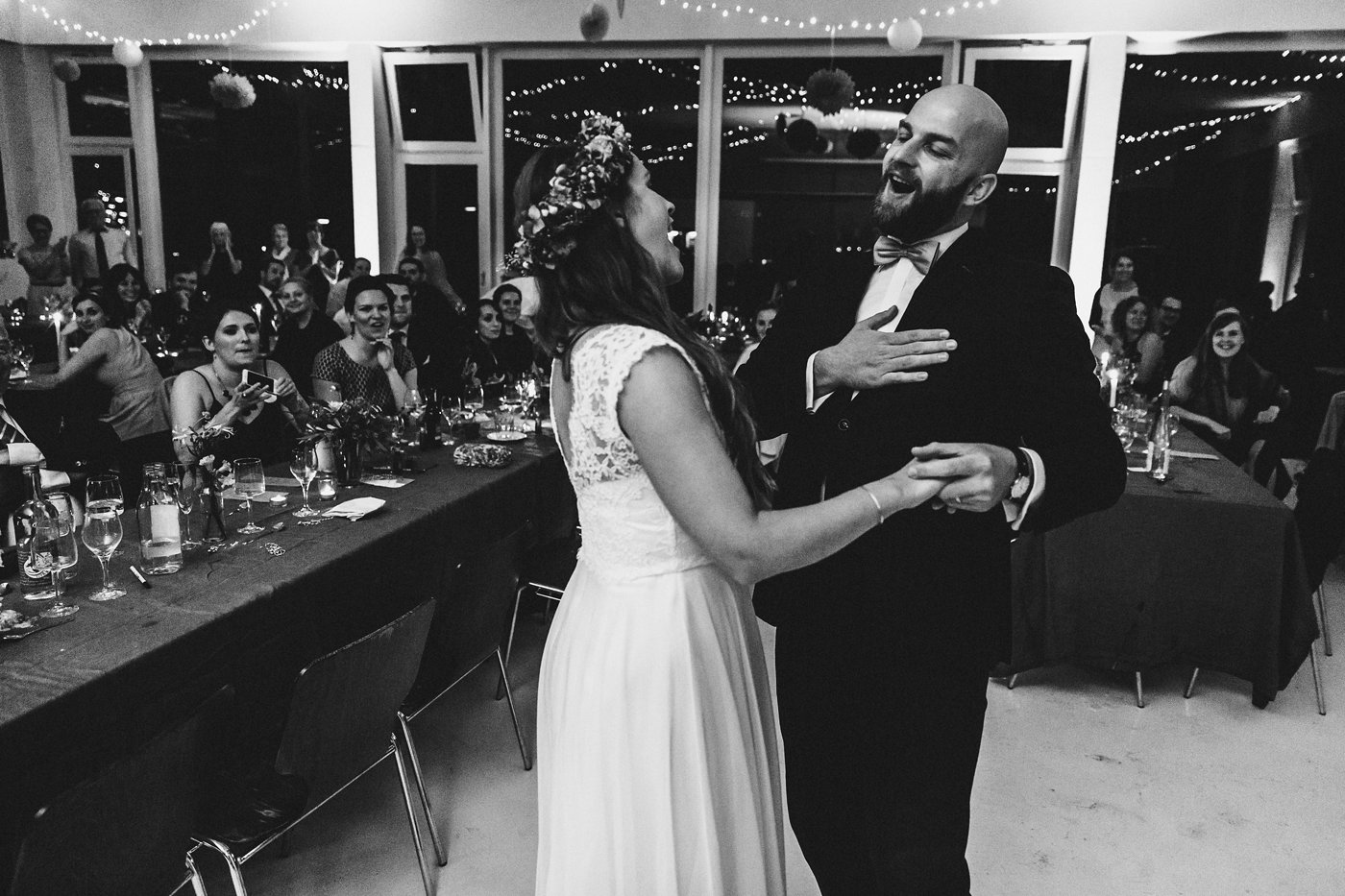 Urbane Hochzeit: Brautpaar singt während des Hochzeitstanzes