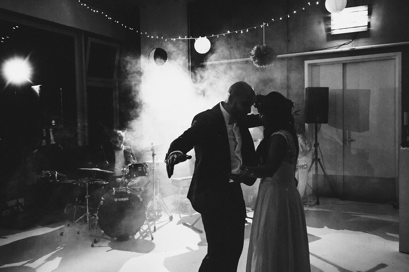 Urbane Hochzeit: Brautpaar tanzt vor der Nebelmaschine